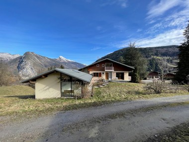 Maison d'architecte en position dominante - Vue montagne