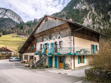 Rare à la vente : Maison de village typique  idéalement placée