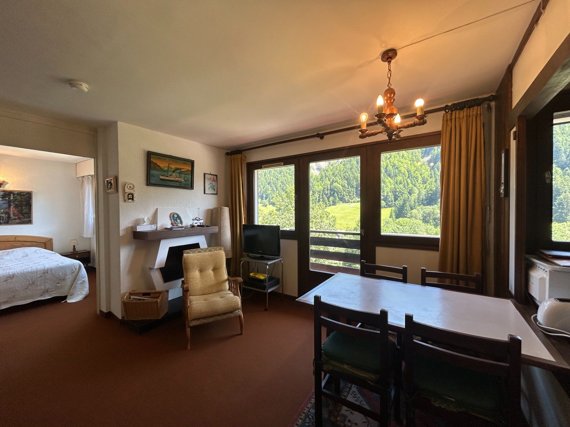 Réf : 21014-LUXALPESIMMOBILIER74230
33.21 m²


SOUS OFFRE - Venez découvrir en exclusivité, cet appartement T2 de 33,21 m² situé à 700 mètres du centre du village et vous offrant un cadre de vie idéal pour profiter des montagnes tout en restant proche des commodités. L'appartement, situé au 1er étage de la résidence, se compose d'une entrée avec rangements, d'une salle de bains avec WC, d'une pièce de vie avec cheminée et coin cuisine et d'une chambre avec rangements. Vous pourrez profiter de la vue sur la chaîne des Aravis et le massif de la Tournette grâce à son balcon exposé plein Sud. Côté annexes, vous bénéficierez d’un garage, d'un local à skis et d'une cave. Arrêt navettes à proximité. La copropriété se compose de 25 logements. Les informations sur les risques auxquels ce bien est exposé sont disponibles sur le site Géorisques : https://www.georisques.gouv.fr. Date du DPE : 14/05/2025. Montant estimé des dépenses annuelles d'énergie pour un usage standard : entre 1530,0 € et 2150,0 € pour 2023. Pour plus de transparence vis à vis de votre budget, nos prix sont affichés honoraires d'agence inclus (5% TTC à la charge de l'acquéreur soit 190 000 euros net vendeur).Honoraires inclus de  5% TTC  à la charge de l'acquéreur. Prix hors honoraires 190 000 €. Dans une copropriété. Quote-part moyenne du budget prévisionnel 1 730 €/an. Aucune procédure n'est en cours. Classe énergie G, Classe climat G Logement à consommation énergétique excessive. Montant estimé des dépenses annuelles d'énergie pour un usage standard : entre 1530.00 € et 2150.00 € sur les années 2021, 2022 et 2023 (abonnements compris). Les informations sur les risques auxquels ce bien est exposé sont disponibles sur le site Géorisques : georisques.gouv.fr. 
Votre contact : Virginie  THIEBAULT
Téléphone  :  0616234597