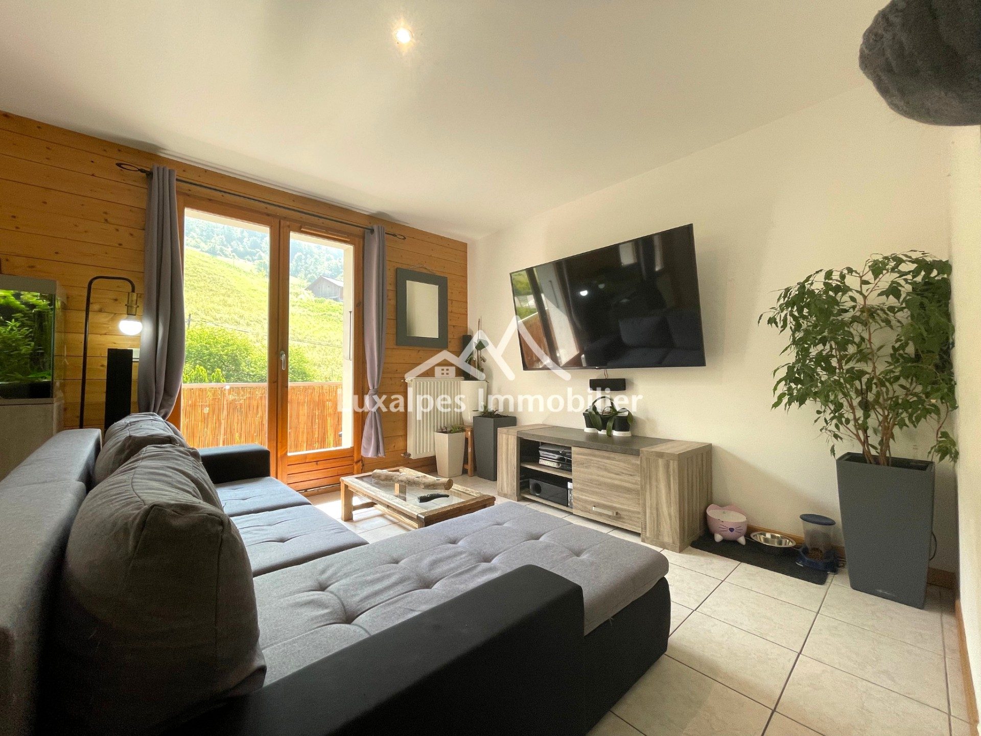 Réf : 21013-LUXALPESIMMOBILIER74230
61.16 m²


Découvrez en exclusivité ce bel appartement T3 d'environ 61 m² Loi Carrez situé au 1er étage d'une petite résidence de 10 lots, sans ascenseur. Il se compose d'une entrée, une salle de bains, 2 chambres dont une avec accès balcon, WC séparé et une cuisine aménagée et équipée ouverte sur un lumineux séjour donnant sur le balcon. Le bien inclus un stationnement intérieur, une cave ainsi que l'accès au jardin commun de la copropriété. 220€ de charges par mois, incluant chauffage et eau chaude.DPE : D (157) / GES D (44)Pour plus de transparence vis à vis de votre budget, nos prix sont affichés honoraires d'agence inclus (5% TTC à la charge de l'acquéreur soit 230 000€ net vendeur).Honoraires inclus de  5% TTC  à la charge de l'acquéreur. Prix hors honoraires 230 000 €. Dans une copropriété. Quote-part moyenne du budget prévisionnel 2 668 €/an. Aucune procédure n'est en cours. Classe énergie D, Classe climat D Montant estimé des dépenses annuelles d'énergie pour un usage standard : entre 1180.00 € et 1650.00 € sur les années 2021, 2022 et 2023 (abonnements compris). Les informations sur les risques auxquels ce bien est exposé sont disponibles sur le site Géorisques : georisques.gouv.fr. 
Votre contact : Martin  VAN DE KEERE
Téléphone  :  0674400752