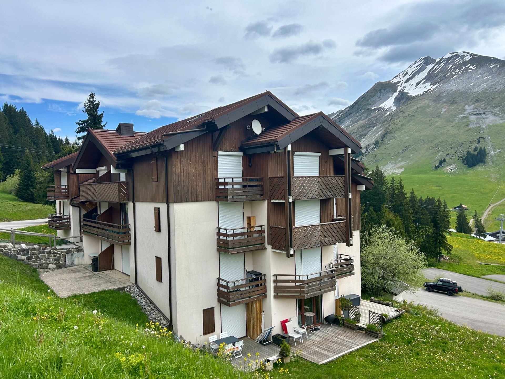 Réf : 21010-LUXALPESIMMOBILIER74230
18.26 m²


Manigod, station de Merdassier, ce charmant studio de 18.26 m² Loi Carrez offre un cadre de vie rare,  à seulement 50m des pistes. Entièrement optimisé et soigneusement entretenu, il incarne le parfait pied à terre à la montagne ou un investissement locatif sûr. Dès l'entrée, il propose un coin nuit indépendant avec 2 lits  superposés, un WC séparé, une salle d'eau, puis  un séjour avec un bel ensemble mobilier neuf intégrant un lit double intégré et dissimulable de qualité, une cuisine aménagée et équipée élégamment rénovée avec des matériaux choisis avec soin.Le tout s'ouvre sur une agréable terrasse orientée Ouest. En complément, un casier à skis est à votre disposition.Côté confort, le bien est doté d'un chauffage à inertie sèche dernière génération, pilotable à distance, assurant une température idéale en toute saison.Ce bien est proposé entièrement meublé, prêt à accueillir vos séjours ou ceux de vos locataires dans une ambiance chaleureuse et authentique.Une opportunité rare dans un secteur recherché, alliant praticité, charme et prestations soignées.Copropriété de 38 lots, pas de litige en cours. Charges de copropriété : 150 €/trimestre.Pour plus de transparence vis à vis de votre budget, nos prix sont affichés honoraires d'agence inclus (5% TTC à la charge de l'acquéreur soit 150 000€ net vendeur).Honoraires inclus de  5% TTC  à la charge de l'acquéreur. Prix hors honoraires 150 000 €. Dans une copropriété. Aucune procédure n'est en cours. Classe énergie E, Classe climat B Montant moyen estimé des dépenses annuelles d'énergie pour un usage standard, établi à partir des prix de l'énergie de l'année 2021 : entre 490.00 et 720.00 €. Les informations sur les risques auxquels ce bien est exposé sont disponibles sur le site Géorisques : georisques.gouv.fr. 
Votre contact : Thomas  LALANDE
Téléphone  :  0602236466