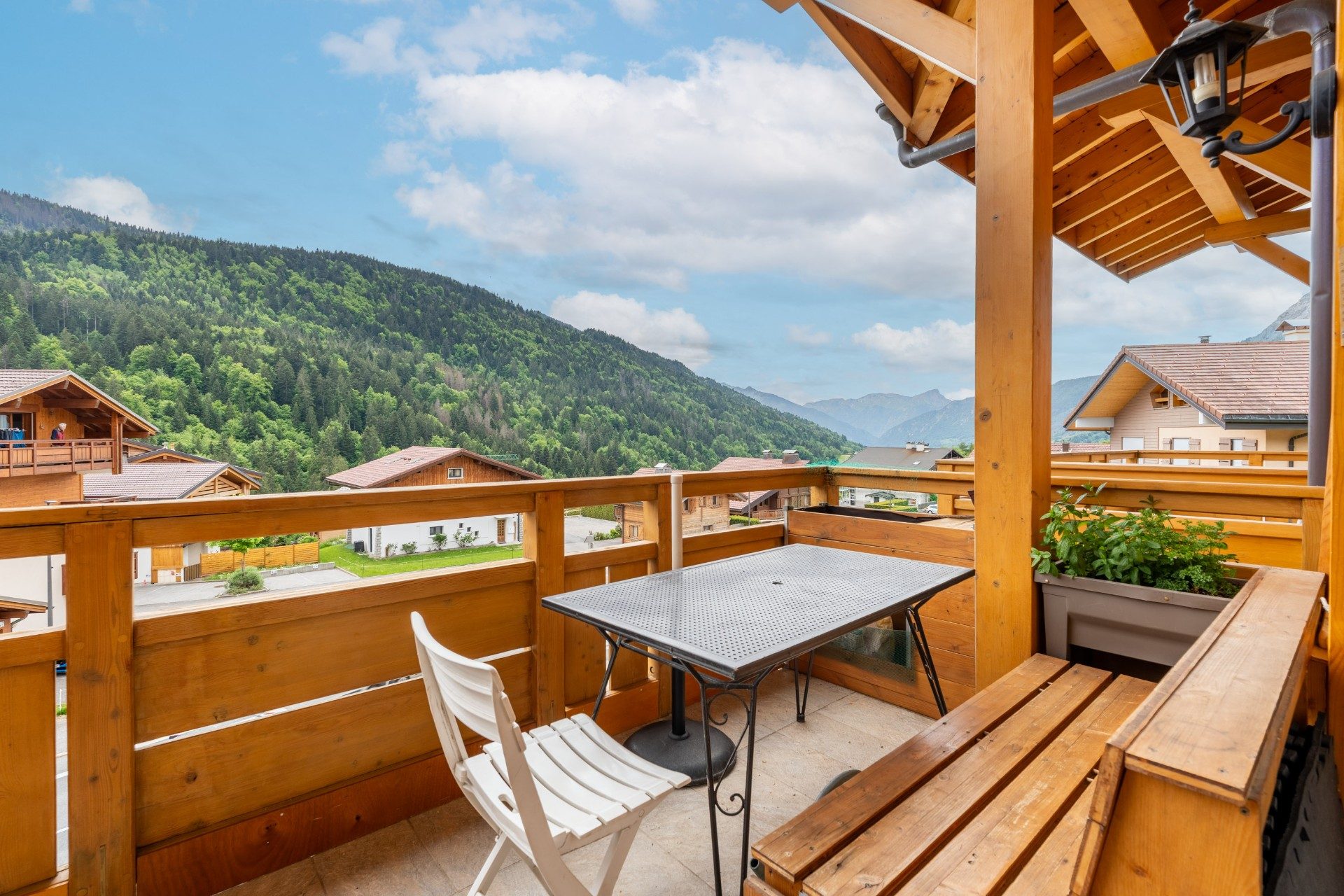 Réf : 21011-LUXALPESIMMOBILIER74230
61.40 m²


Dans une résidence récente au centre de Saint-Jean-De-Sixt, venez découvrir ce magnifique T3 duplex d'une surface totale d'environ 76,97m² dont 61,40 m² Loi Carrez. L’appartement se compose, au premier niveau, d’une entrée avec placards, d’une salle d’eau avec WC, et d’une  pièce de vie avec cuisine ouverte aménagée et équipée donnant sur un balcon orienté Sud-Est, parfait pour profiter du soleil et de la vue sur les montagnes environnantes. À l’étage, un dégagement desservant deux chambres ainsi qu’une seconde salle d’eau avec WC. En annexes : une cave et l’accès à un parking collectif au sein de la résidence. Possibilité d'acquérir un garage en sus (25 000 € HAI).Situé à proximité immédiate des commerces, des services du centre du village et des navettes menant aux stations de La Clusaz et du Grand Bornand, cet appartement constitue une opportunité rare, que ce soit pour une résidence principale, secondaire ou un investissement locatif.Copropriété de 9 lots, charges trimestrielles de 400 euros.Les informations sur les risques auxquels ce bien est exposé sont disponibles sur le site Géorisques : https://www.georisques.gouv.fr. Date du DPE : 22/05/2025 . Montant estimé des dépenses annuelles d'énergie pour un usage standard : entre 1250,0 € et 1740,0 € pour 2023. Pour plus de transparence vis à vis de votre budget, nos prix sont affichés honoraires d'agence inclus (5% TTC à la charge de l'acquéreur soit 356 000 € net vendeur)Honoraires inclus de  5.06% TTC  à la charge de l'acquéreur. Prix hors honoraires 356 000 €. Dans une copropriété. Quote-part moyenne du budget prévisionnel 1 600 €/an. Aucune procédure n'est en cours. Classe énergie E, Classe climat B Montant estimé des dépenses annuelles d'énergie pour un usage standard : entre 1250.00 € et 1740.00 € sur les années 2021, 2022 et 2023 (abonnements compris). Les informations sur les risques auxquels ce bien est exposé sont disponibles sur le site Géorisques : georisques.gouv.fr. 
Votre contact : Virginie  THIEBAULT
Téléphone  :  0616234597