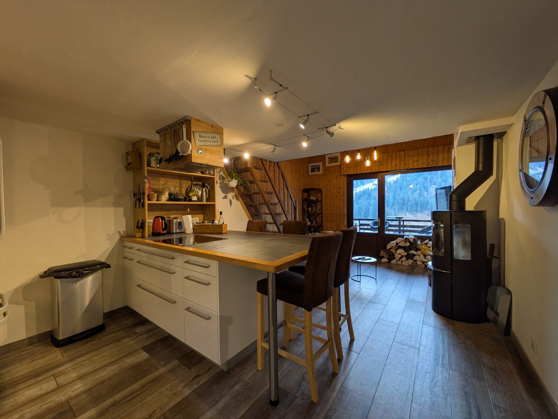 Réf : 21005-LUXALPESIMMOBILIER74230
64.04 m²


À deux pas du centre du village, découvrez ce charmant T3 en duplex de 70,63 m² (64,04 m² Carrez), entièrement rénové en 2019. Situé au 2ᵉ étage, il offre un cadre de vie idéal avec une vue imprenable sur la chaîne des Aravis et le village.Au rez de chaussée, vous trouverez une pièce de vie lumineuse avec une cuisine américaine entièrement équipée et un poêle mixte (bois +granulés), une chambre confortable, une salle d'eau moderne et un WC. Vous pourrez profiter de la vue sur les Aravis et du soleil grâce à son balcon exposé Sud.A l'étage, une mezzanine offrant un bel espace détente, une salle d'eau et une chambre spacieuse sous les toits.Ce bien comprend également une cave spacieuse de 12 m², un local à ski et un stationnement collectif. Arrêt navette à proximité pour un accès facile aux pistes et commodités.Ce bien rare allie confort moderne et charme montagnard, idéal pour une résidence principale ou un investissement locatif.Copropriété de 79 lots, charges trimestrielles de 685 euros. Les informations sur les risques auxquels ce bien est exposé sont disponibles sur le site Géorisques : https://www.georisques.gouv.fr.Date du DPE : 23/10/2024. Montant estimé des dépenses annuelles d'énergie pour un usage standard : entre 1520,0 € et 2110,0 € pour 2023.Pour plus de transparence vis à vis de votre budget, nos prix sont affichés honoraires d'agence inclus (4% TTC à la charge de l'acquéreur soit 423 000 € net vendeur)Honoraires inclus de  4.02% TTC  à la charge de l'acquéreur. Prix hors honoraires 423 000 €. Dans une copropriété. Aucune procédure n'est en cours. Classe énergie E, Classe climat E Montant estimé des dépenses annuelles d'énergie pour un usage standard : entre 1520.00 € et 2110.00 € sur les années 2021, 2022 et 2023 (abonnements compris). Les informations sur les risques auxquels ce bien est exposé sont disponibles sur le site Géorisques : georisques.gouv.fr. 
Votre contact : Virginie  THIEBAULT
Téléphone  :  0616234597
