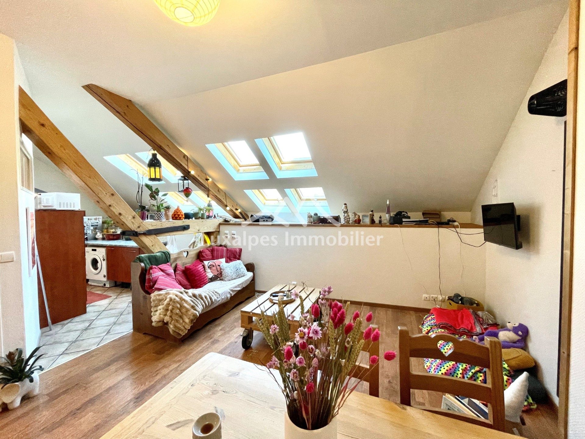 Réf : 21004-LUXALPESIMMOBILIER74230
61.50 m²


Au 3ème et dernier étage d'une résidence composée de 11 lots située en plein centre-ville de Thônes, ses commerces et commodités, découvrez ce T3 d'environ 62 m² Loi Carrez en exclusivité.Entrée avec dégagement, buanderie, salle de bains avec WC, 2 chambres, agréable cuisine et salon / salle à manger avec poutre apparente. Vendu loué (bail en cours jusqu'en 2027). DPE : C. Toiture refaite en 2017.Idéal premier achat ou investissement locatif.Pour plus de transparence vis à vis de votre budget, nos prix sont affichés honoraires d'agence inclus (5% TTC à la charge de l'acquéreur, soit 210 000€ net vendeur).Pas de litiges en cours.Honoraires inclus de  5% TTC  à la charge de l'acquéreur. Prix hors honoraires 210 000 €. Dans une copropriété. Quote-part moyenne du budget prévisionnel 450 €/an. Aucune procédure n'est en cours. Classe énergie C, Classe climat A Montant moyen estimé des dépenses annuelles d'énergie pour un usage standard, établi à partir des prix de l'énergie de l'année 2021 : entre 580.00 et 830.00 €. Les informations sur les risques auxquels ce bien est exposé sont disponibles sur le site Géorisques : georisques.gouv.fr. 
Votre contact : Martin  VAN DE KEERE
Téléphone  :  0674400752