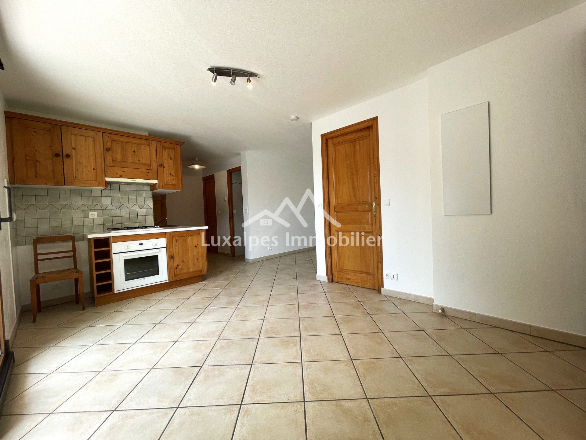Réf : 21001-LUXALPESIMMOBILIER74230
38.23 m²


Au rez-de-chaussée d'une petite résidence composée de 6 lots à moins de 10 minutes des stations de ski de La Clusaz et du Grand-Bornand, découvrez ce T2 de 38,23 m² Loi Carrez en exclusivité.Entrée sur pièce de vie avec cuisine aménagée, une chambre avec placard, une salle d'eau et un WC séparé. Parking collectif à la résidence.Idéal premier achat, investissement locatif ou logement saisonnier. 2ème appartement quasiment identique disponible dans la résidence.Pour plus de transparence vis à vis de votre budget, nos prix sont affichés honoraires d'agence inclus (5% TTC à la charge de l'acquéreur, soit 165 000€ net vendeur).Pas de litiges en cours. DPE : E (229) / GES : E (62).Honoraires inclus de  5% TTC  à la charge de l'acquéreur. Prix hors honoraires 165 000 €. Dans une copropriété. Quote-part moyenne du budget prévisionnel 517 €/an. Aucune procédure n'est en cours. Classe énergie E, Classe climat E. Les informations sur les risques auxquels ce bien est exposé sont disponibles sur le site Géorisques : georisques.gouv.fr. 
Votre contact : Martin  VAN DE KEERE
Téléphone  :  0674400752