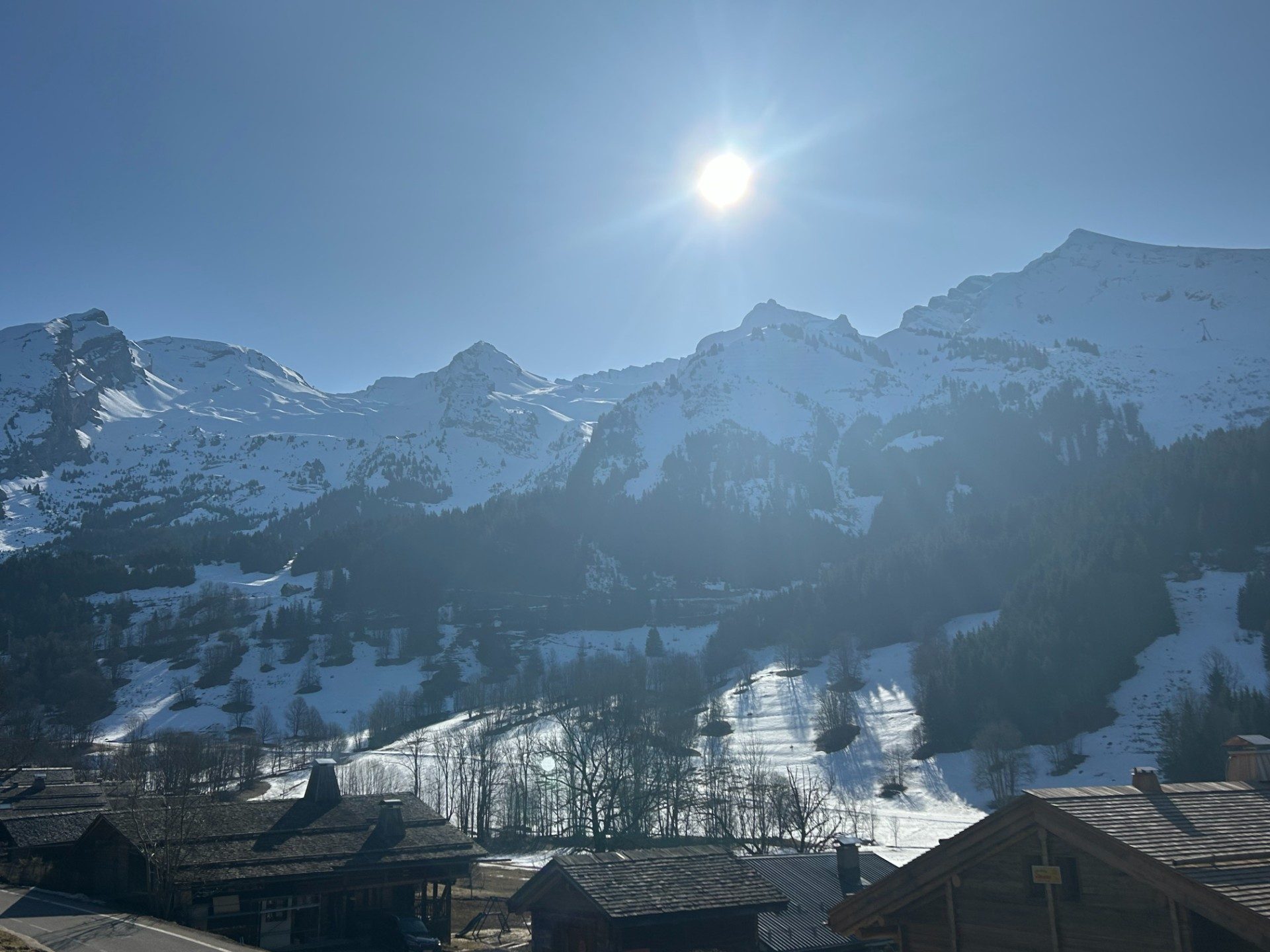 Réf : 20999-LUXALPESIMMOBILIER74230
76.00 m²


Situé sur la route des Confins à La Clusaz, cet appartement T4 de 76 m² offre une vue imprenable sur les montagnes environnantes, dans un cadre privilégié et calme. Idéalement placé, il se trouve à seulement 1,5 km des pistes de ski et du centre du village.L’appartement se compose d’une entrée avec rangement, offrant un accès pratique et fonctionnel. La cuisine est aménagée et équipée, ouverte sur un salon/séjour spacieux et lumineux, qui donne sur un balcon d'angle orienté Sud/Est, un véritable atout pour profiter pleinement des vues panoramiques et du soleil.Vous disposerez de trois chambres avec rangement, offrant ainsi de l’espace et du confort pour toute la famille ou pour recevoir des invités. La salle de bain est fonctionnelle, et un WC séparé complète l’ensemble.Le salon dispose de la possibilité d’installer un poêle à bois, apportant ainsi un confort supplémentaire et une ambiance chaleureuse lors des soirées d’hiver.En option, vous pouvez acquérir un garage supplémentaire pour 20 000€, idéal pour stationner votre véhicule en toute sécurité.Cet appartement combine à la fois confort, situation géographique idéale, à proximité des pistes de ski et du centre animé de La Clusaz.Pour plus de transparence vis à vis de votre budget, nos prix sont affichés honoraires d'agence inclus (4% TTC à la charge de l'acquéreur soit 529 000 € net vendeur). Les informations sur les risques auxquels ce bien est exposé sont disponibles sur le site Géorisques : www.georisques.gouv.frHonoraires inclus de  3.97% TTC  à la charge de l'acquéreur. Prix hors honoraires 529 000 €. Dans une copropriété. Aucune procédure n'est en cours. Classe énergie F, Classe climat F Logement à consommation énergétique excessive. Montant moyen estimé des dépenses annuelles d'énergie pour un usage standard, établi à partir des prix de l'énergie de l'année 2021 : entre 2080.00 et 2860.00 €. Les informations sur les risques auxquels ce bien est exposé sont disponibles sur le site Géorisques : georisques.gouv.fr. 
Votre contact : Thomas  LALANDE
Téléphone  :  0602236466