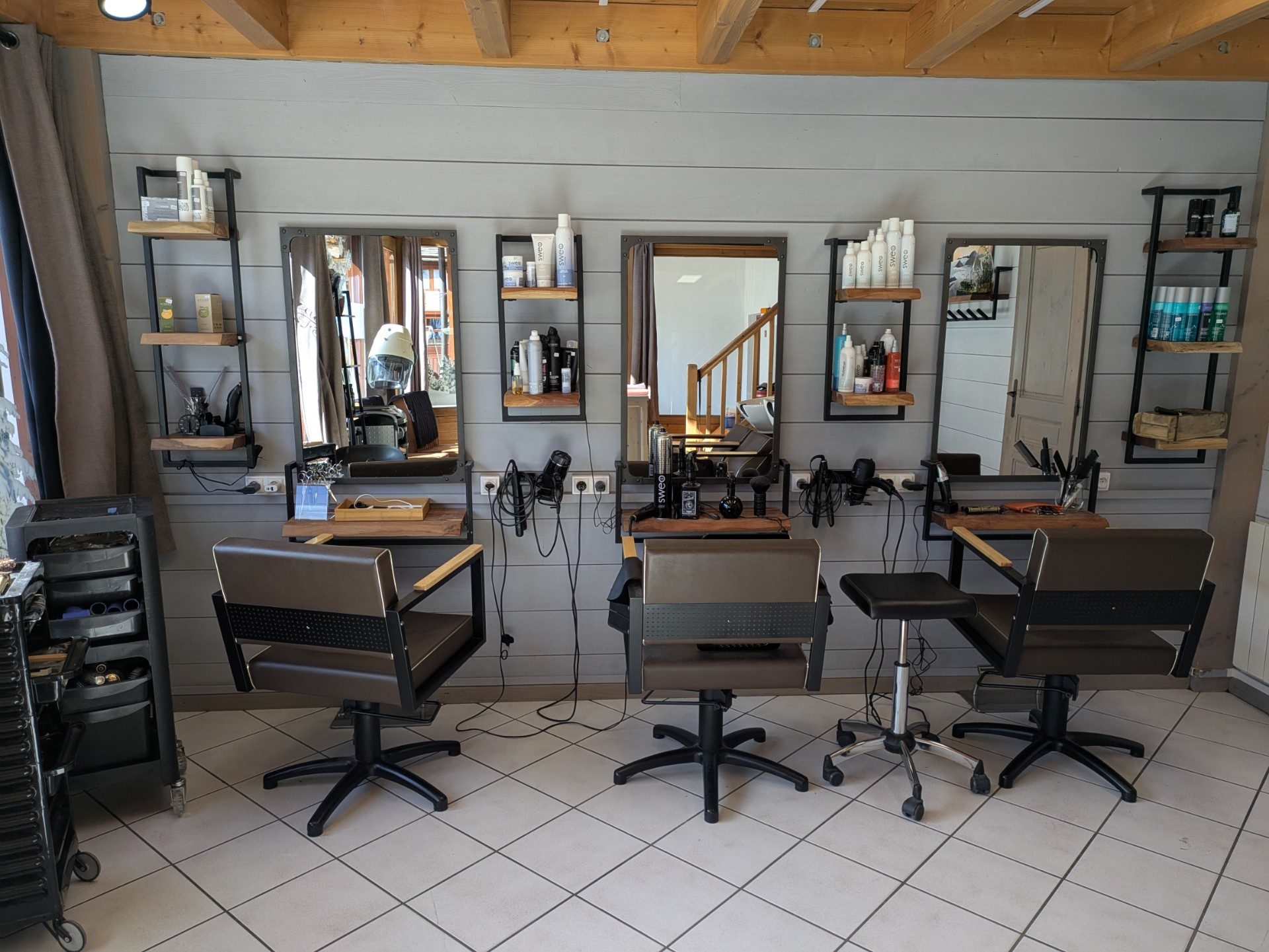 Réf : 20998-LUXALPESIMMOBILIER74230
38.66 m²


Situé au cœur du village, ce salon de coiffure mixte est l’unique établissement de son secteur, bénéficiant d’une clientèle fidèle et d’un emplacement privilégié. Il est idéal pour un professionnel souhaitant s’installer dans un cadre agréable et développer son activité. Avec une surface d’environ 44 m² (dont 39 m² Carrez environ ), il est parfaitement équipé et fonctionnel : 3 postes de coiffage, 2 bacs à shampoing, coin accueil/caisse, espace laboratoire avec WC et mezzanine.Le mobilier est récent, aucun travaux à prévoir. Atout supplémentaire : une place de stationnement privative et des places de parking à proximité pour la clientèle.Faibles charges de copropriété.Possibilité d'acquérir les murs en sus.Les informations sur les risques auxquels ce bien est exposé sont disponibles sur le site Géorisques : www.georisques.gouv.frNe manquez pas cette belle opportunité ! A découvrir avec Luxalpes Immobilier !Honoraires inclus de  11.11% TTC  à la charge de l'acquéreur. Prix hors honoraires 90 000 €. Dans une copropriété. Quote-part moyenne du budget prévisionnel 615 €/an. Aucune procédure n'est en cours. Classe énergie F, Classe climat B Logement à consommation énergétique excessive. Les informations sur les risques auxquels ce bien est exposé sont disponibles sur le site Géorisques : georisques.gouv.fr. 
Votre contact : Virginie  THIEBAULT
Téléphone  :  0616234597