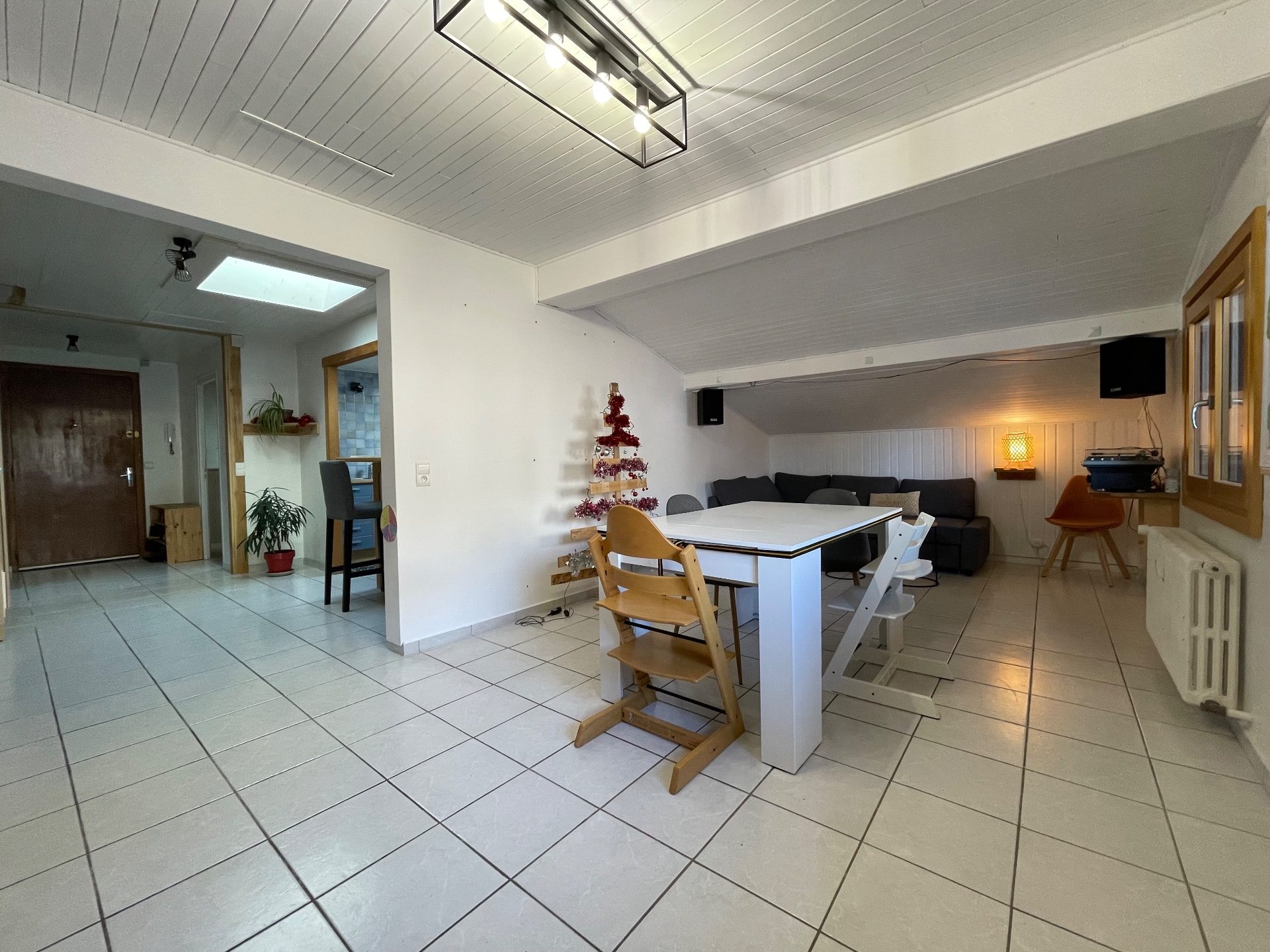 Réf : 20981-LUXALPESIMMOBILIER74230
63.00 m²


Situé en plein centre de Thônes, dans une petite copropriété de 10 lots, ce charmant appartement de 92 m² au sol (63 m² Loi Carrez) saura vous séduire par son ambiance chaleureuse et son lumineux espace de vie. Rénové en 2021-2022, il offre un cadre de vie confortable et est idéal pour une famille ou un investissement. Idéalement situé sous les toits, cet appartement se compose de 3 chambres spacieuses, d'une salle d'eau neuve, d'une cuisine semi-équipée et d'un confortable coin salon / salle à manger, parfait pour vos moments de détente ou de convivialité. Investissement massif en 2023 pour plus de confort, d'efficacité énergétique et de luminosité avec le changement des fenêtres, la réfection de la toiture et l'ajout de vélux. Une grande cave de 25 m² complète ce bien. Idéal pour investissement en collocation.Pas de litige en cours. Honoraires charges vendeurs.Honoraires à la charge du vendeur.  Dans une copropriété. Quote-part moyenne du budget prévisionnel 2 380 €/an. Aucune procédure n'est en cours. Classe énergie F, Classe climat F Logement à consommation énergétique excessive. Montant estimé des dépenses annuelles d'énergie pour un usage standard : entre 2070.00 € et 2850.00 € sur les années 2021, 2022 et 2023 (abonnements compris). Les informations sur les risques auxquels ce bien est exposé sont disponibles sur le site Géorisques : georisques.gouv.fr. 
Votre contact : Martin  VAN DE KEERE
Téléphone  :  0674400752