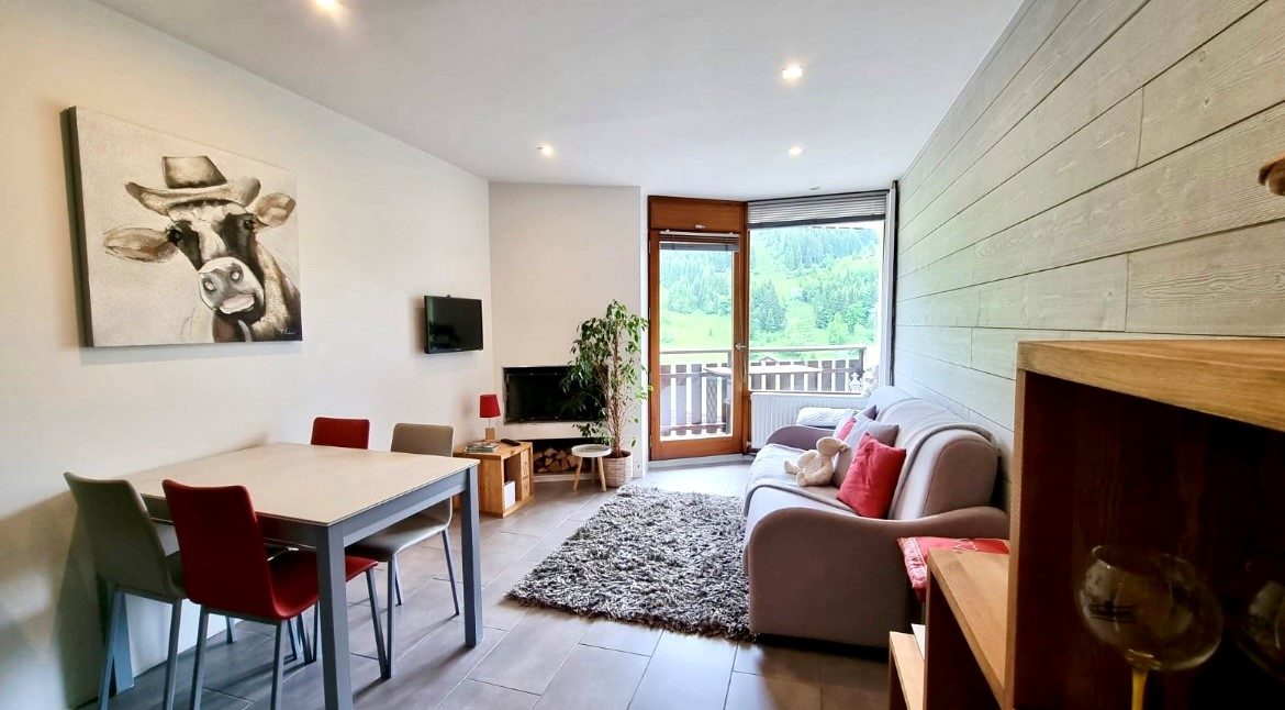 Réf : 20975-LUXALPESIMMOBILIER74230
29.41 m²


La Clusaz, à 3 km du centre du village, charmant T1 bis vendu meublé , entièrement rénové avec goût d'une surface de 29,41m² Loi Carrez proposant une entrée avec chambrette, pièce de vie avec cheminée et cuisine équipée et aménagée,  salle d'eau avec WC , et balcon plein Sud offrant une vue magnifique sur le domaine skiable de l'étale . Une cave et un local à ski complètent le bien ainsi qu'un parking privé . Départ skis aux pieds, Navettes proches pour accéder au centre de La Clusaz. Coup de coeur Luxalpes !Copropriété de 73 lots.  environ 500 € de charges par trimestre (dont chauffage et eau chaude). DPE E / GES EPour plus de transparence vis à vis de votre budget, nos prix sont affichés honoraires d'agence inclus (4% TTC à la charge de l'acquéreur soit 216 346€ net vendeur).Honoraires inclus de  4% TTC  à la charge de l'acquéreur. Prix hors honoraires 216 346 €. Dans une copropriété. Quote-part moyenne du budget prévisionnel 2 000 €/an. Aucune procédure n'est en cours. Classe énergie E, Classe climat F. Montant moyen estimé des dépenses annuelles d'énergie pour un usage standard, établi à partir des prix de l'énergie de l'année 2017 : 730.00 €. Date de réalisation du DPE : 13-09-2018. Les informations sur les risques auxquels ce bien est exposé sont disponibles sur le site Géorisques : georisques.gouv.fr. 
Votre contact : Thomas  LALANDE
Téléphone  :  0602236466