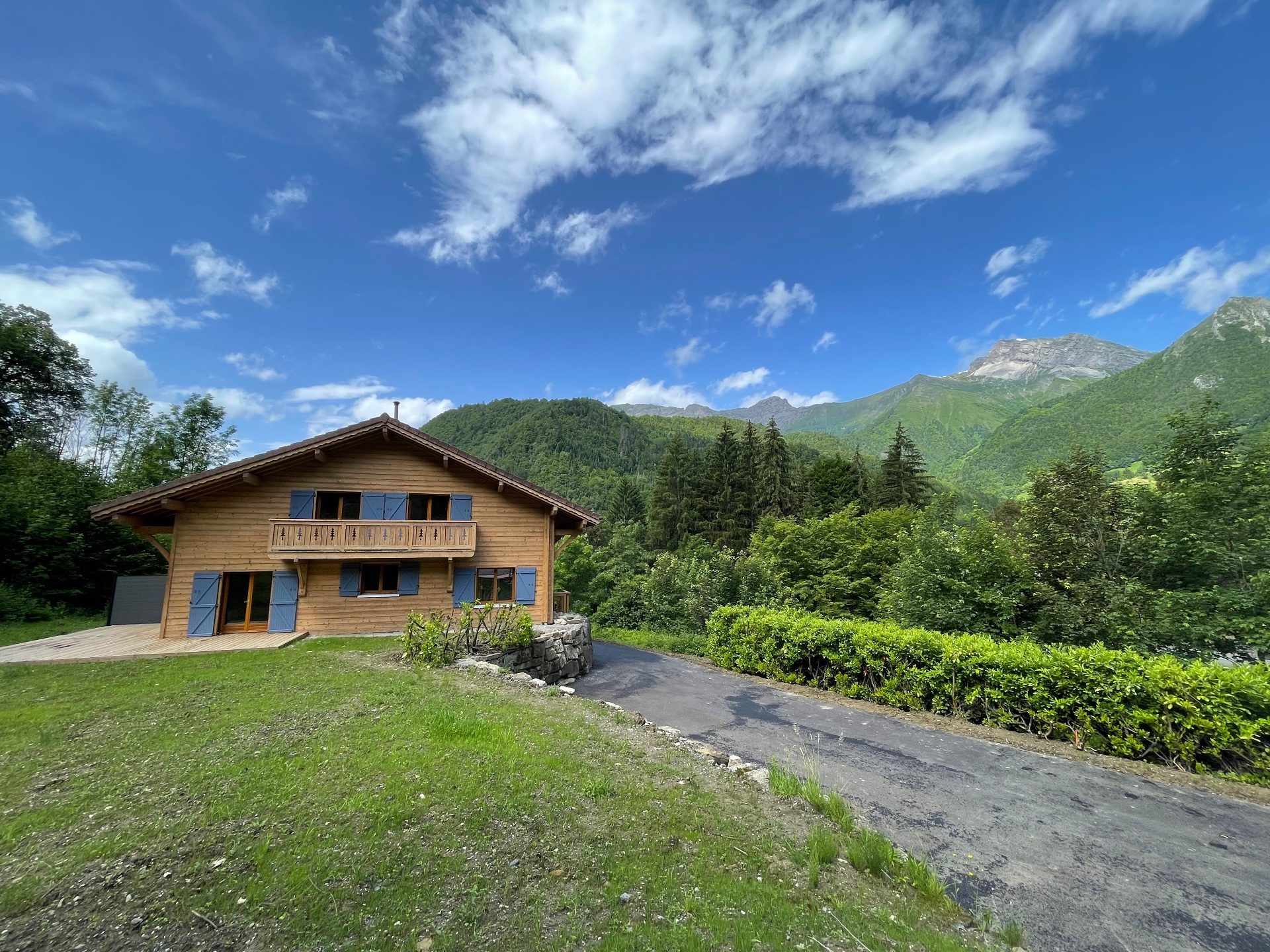 Réf : 20940-LUXALPESIMMOBILIER74230
57.00 m²


Dans une copropriété à taille humaine de 6 appartements, venez découvrir ce beau T3 bis de 66m² dont 57m² Loi Carrez en dernier étage bénéficiant d'un balcon orienté Sud-Ouest. Entrée sur pièce de vie avec cuisine et accès mezzanine, chambre, salle d'eau à terminer, seconde chambre avec placard, salle de bain avec WC et balcon sur toute la longueur de l'appartement. Rafraîchissement intérieur à prévoir. L'ensemble des communs ont été refait à neuf pour cette création de copropriété (façades, étanchéité terrasses, réfection parties communes intérieures, réglages des menuiseries, mise aux normes de la fosse septique, aménagement paysager). Grande terrasse commune de plus de 100m². Possibilité de box en sus. Local vélo commun, cave + casier à ski privé. Copropriété de 6 lots. Pas de litige en cours. Frais d'agence à la charge du vendeurHonoraires à la charge du vendeur.  Dans une copropriété. Aucune procédure n'est en cours. DPE vierge. Les informations sur les risques auxquels ce bien est exposé sont disponibles sur le site Géorisques : georisques.gouv.fr. 
Votre contact : Martin  VAN DE KEERE
Téléphone  :  0674400752