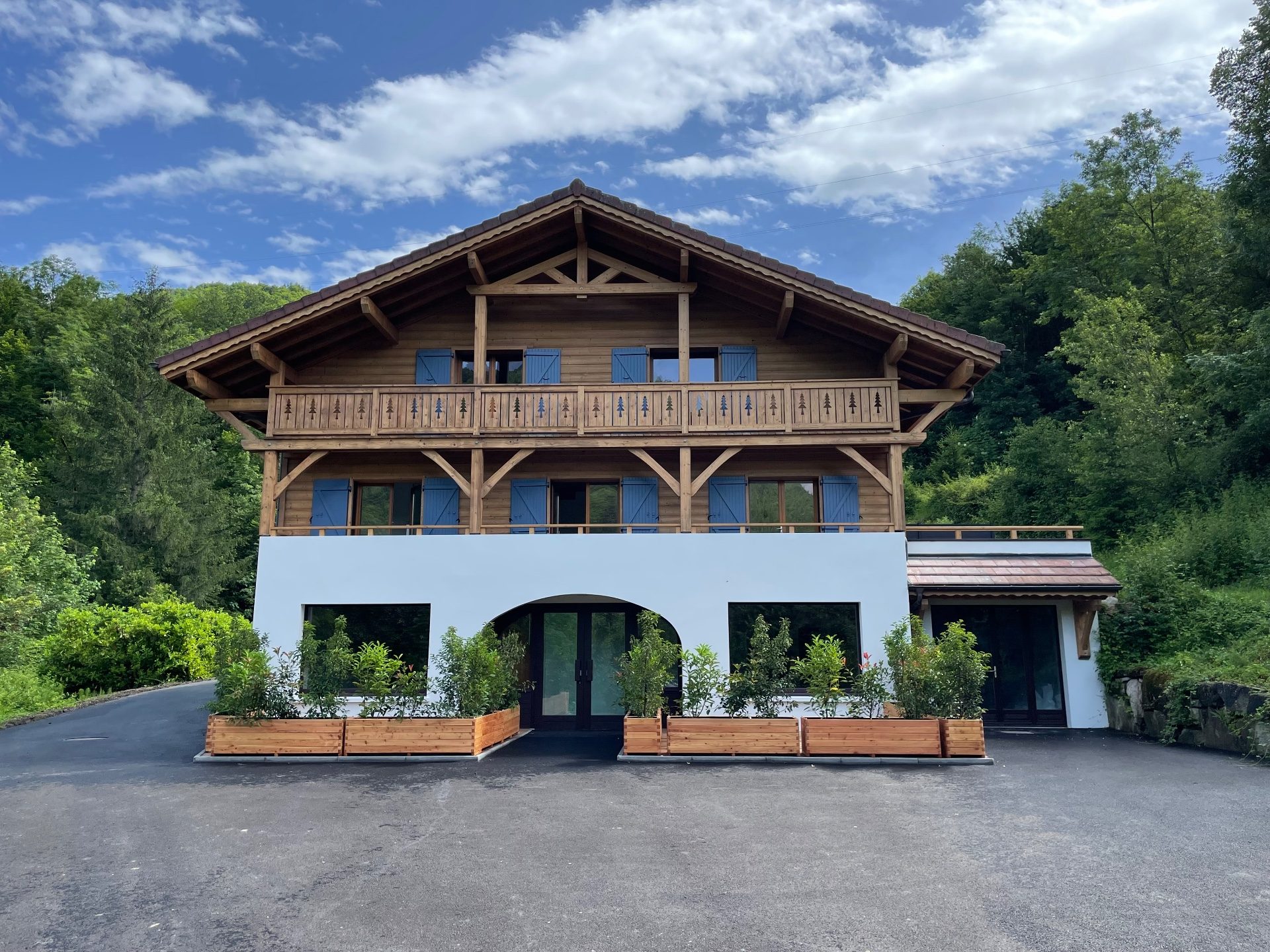 Réf : 20937-LUXALPESIMMOBILIER74230
44.30 m²


Grand T2 de 57,85m² dont 44,3m² Loi Carrez à rafraîchir en partie. Au centre bourg de Serraval, découvrez cet appartement composé d'une entrée sur pièce de vie et cuisine, chambre, grand débarras, salle de bain, WC séparé, terrasse de 13m². De plus un grand atelier accolé de 44m² permettant la création d'une chambre supplémentaire tout en gardant atelier et garage. L'ensemble des communs ont été refait à neuf pour cette création de copropriété (façades, étanchéité terrasses, réfection parties communes intérieures, réglages des menuiseries, mise aux normes de la fosse septique, aménagement paysager). Grande terrasse commune de plus de 100m². Possibilité de box en sus. Local vélo commun, cave + casier à ski privé. Copropriété de 6 lots. Pas de litige en cours. Frais d'agence à la charge du vendeurHonoraires à la charge du vendeur.  Dans une copropriété. Aucune procédure n'est en cours. DPE vierge. Les informations sur les risques auxquels ce bien est exposé sont disponibles sur le site Géorisques : georisques.gouv.fr. 
Votre contact : Martin  VAN DE KEERE
Téléphone  :  0674400752