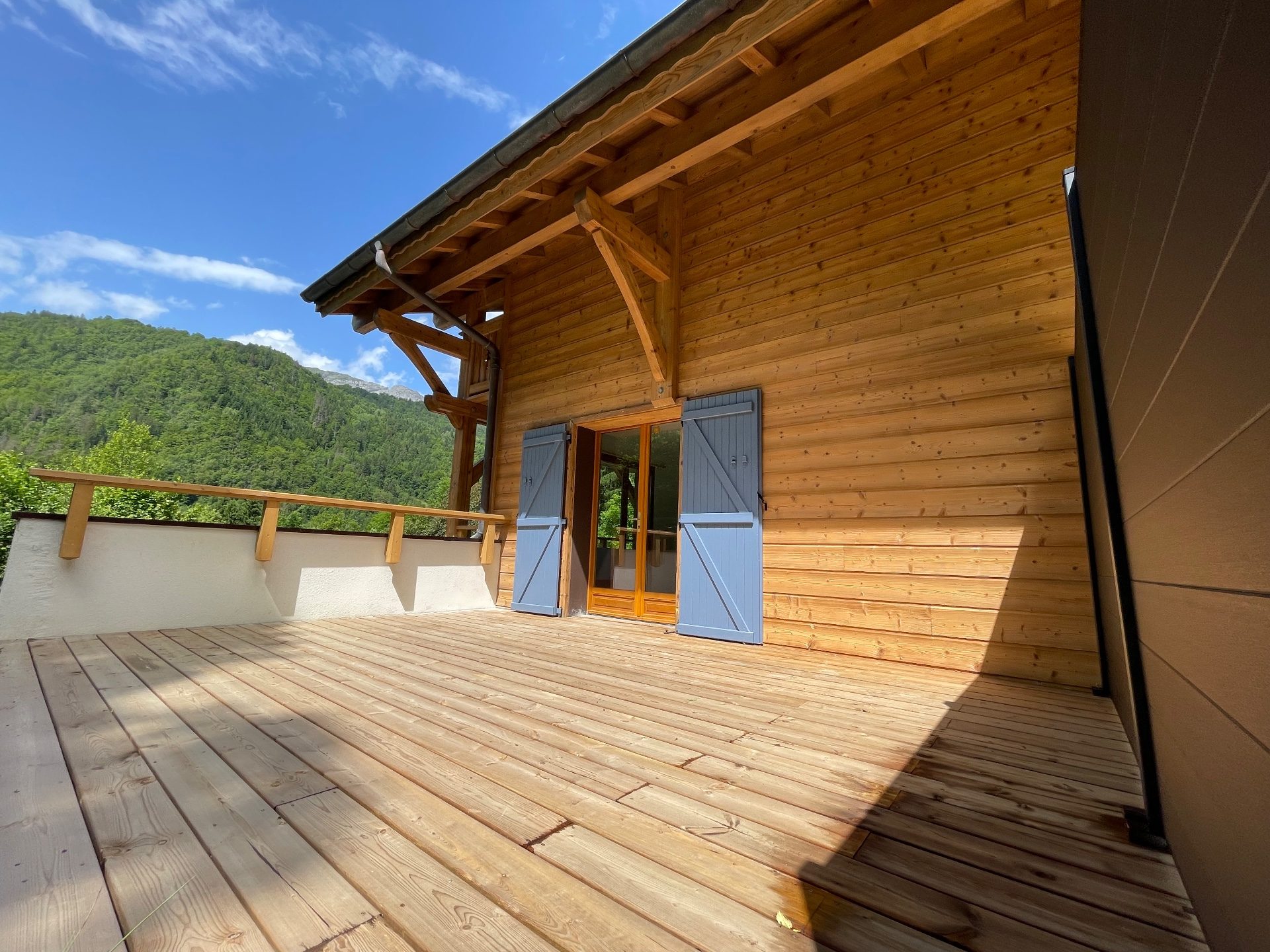 Réf : 20938-LUXALPESIMMOBILIER74230
38.65 m²


A deux pas du centre du village de Serraval, T2  de 38,65m² Loi Carrez bénéficiant d'un superbe extérieur. Entrée sur pièce de vie, cuisine, salle de bain avec WC, chambre, terrasse de 32m² et balcon sur toute la longueur de la façade. Rafraichissement à prévoir. Cave et stationnement extérieur privatif. L'ensemble des communs ont été refait à neuf pour cette création de copropriété (façades, étanchéité terrasses, réfection parties communes intérieures, réglages des menuiseries, mise aux normes de la fosse septique, aménagement paysager). Grande terrasse commune de plus de 100m². Possibilité de box en sus. Local vélo commun, cave + casier à ski privé. Copropriété de 6 lots. Pas de litige en cours. Frais d'agence à la charge du vendeurHonoraires à la charge du vendeur.  Dans une copropriété. Aucune procédure n'est en cours. Classe énergie C, Classe climat A Montant moyen estimé des dépenses annuelles d'énergie pour un usage standard, établi à partir des prix de l'énergie de l'année 2021 : entre 530.00 et 750.00 €. Les informations sur les risques auxquels ce bien est exposé sont disponibles sur le site Géorisques : georisques.gouv.fr. 
Votre contact : Martin  VAN DE KEERE
Téléphone  :  0674400752