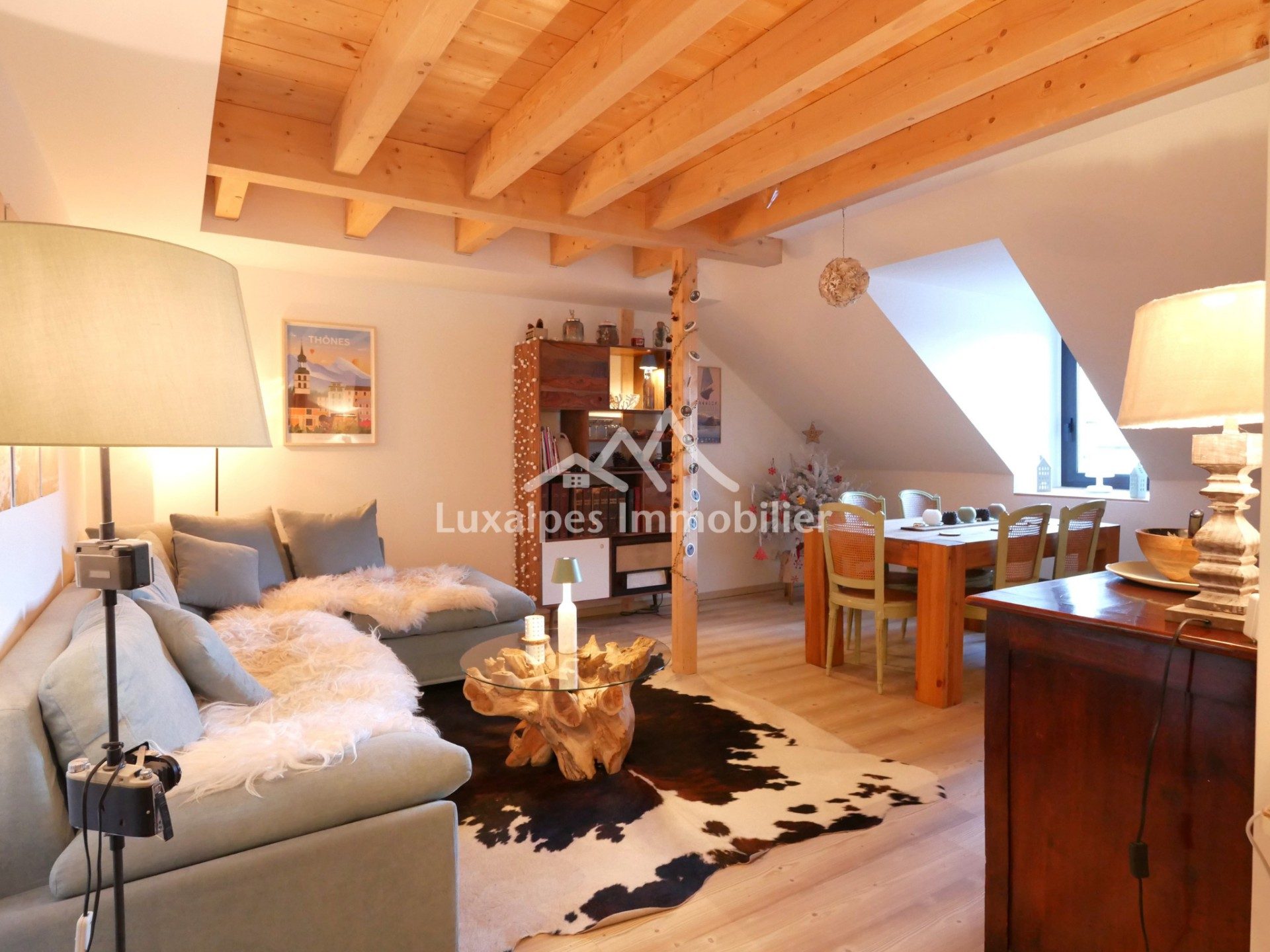 Réf : 20929-LUXALPESIMMOBILIER74230
80.00 m²


En plein centre historique de Thônes, au 3ème et dernier étage sans ascenseur, découvrez ce magnifique appartement duplex de 120 m² dont 80 m² Loi Carrez, totalement rénové en 2018 avec des matériaux de qualité. L'entrée dessert une cuisine aménagée et équipée sur mesure ainsi que la pièce de vie, WC indépendant et cellier. A l'étage, bureau, salle d'eau avec WC, une chambre et une suite avec dressing sur mesure et sa salle de bains privative. En annexe, une belle cave voutée idéale pour les amateurs de Grands Crus ou à défaut pouvant servir de rangement (skis, vélos...). Possibilité d'acquérir un garage en sus.Copropriété de 10 lots. Pas de litige en cours. 1 580 € de charge de copropriété par an (syndic, assurance, entretien...).DPE : D (238) / GES : B (7)Honoraires inclus de  4.05% TTC  à la charge de l'acquéreur. Prix hors honoraires 370 000 €. Dans une copropriété. Quote-part moyenne du budget prévisionnel 1 580 €/an. Procédure en cours : Peinture façades + escalier. Classe énergie D, Classe climat B Montant moyen estimé des dépenses annuelles d'énergie pour un usage standard, établi à partir des prix de l'énergie de l'année 2021 : entre 1180.00 et 1630.00 €. Les informations sur les risques auxquels ce bien est exposé sont disponibles sur le site Géorisques : georisques.gouv.fr. 
Votre contact : Martin  VAN DE KEERE
Téléphone  :  0674400752