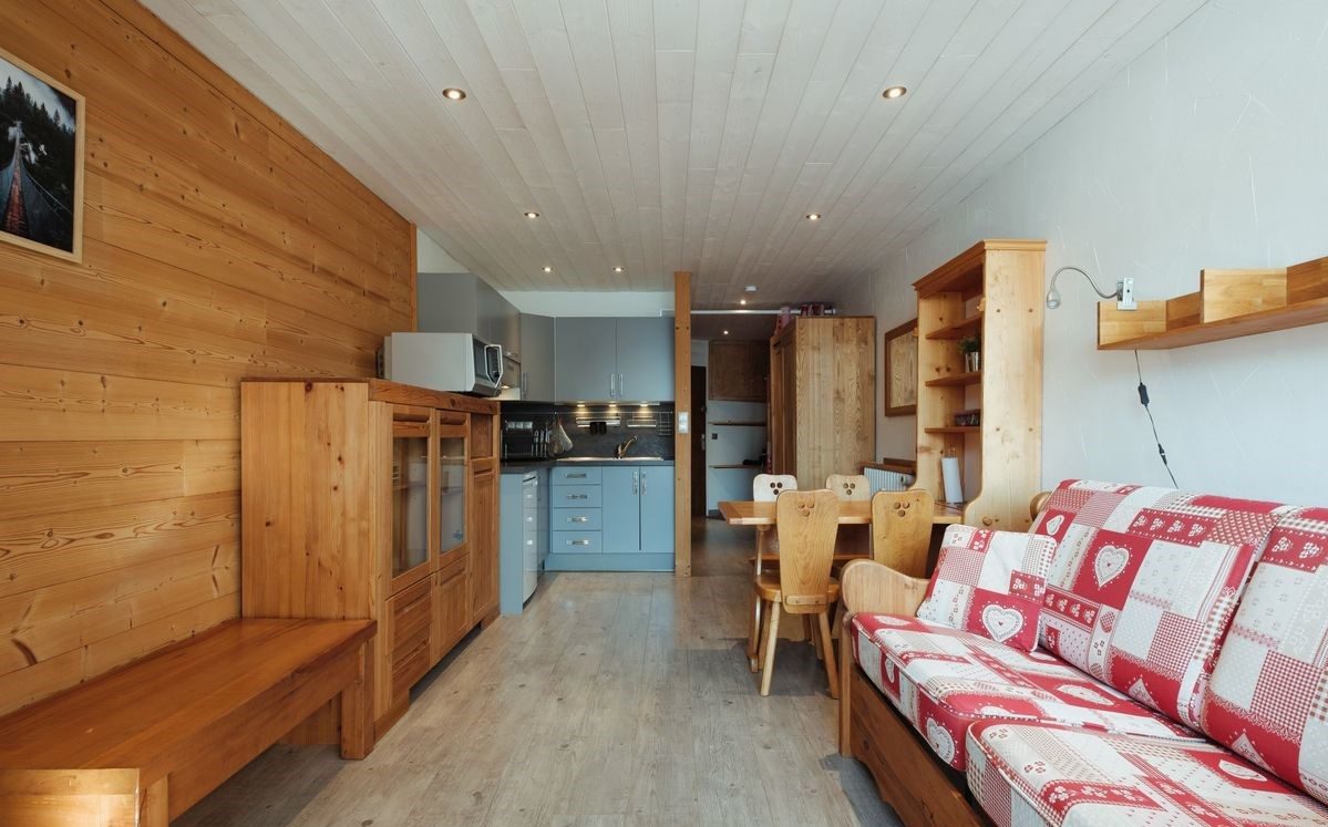 Réf : 20916-LUXALPESIMMOBILIER74230
27.00 m²


Aux pieds des pistes du domaine de la Clusaz, studio entièrement restauré au 3ème étage. Sur 27 m² habitables : entrée avec lit escamotable superposé ,  cuisine ouverte sur séjour avec cheminée , salle d'eau avec WC suspendu,  balcon Sud avec magnifique vue sur le massif de l'Etale. En annexe une cave et un local à ski privatif. Studio vendu meublé pour un pied à terre à la montagne ou investissement locatif. À découvrir avec Luxalpes !42 Lots de copropriété. 560 € de charges par trimestre.Pour plus de transparence vis à vis de votre budget, nos prix sont affichés honoraires d'agence inclus (5% TTC à la charge de l'acquéreur soit 215 000€ net vendeur).Honoraires inclus de  5% TTC  à la charge de l'acquéreur. Prix hors honoraires 215 000 €. Dans une copropriété. Aucune procédure n'est en cours. Classe énergie F, Classe climat F Logement à consommation énergétique excessive. Montant moyen estimé des dépenses annuelles d'énergie pour un usage standard, établi à partir des prix de l'énergie de l'année 2021 : entre 952.00 et 1288.00 €. Les informations sur les risques auxquels ce bien est exposé sont disponibles sur le site Géorisques : georisques.gouv.fr. 
Votre contact : Thomas  LALANDE
Téléphone  :  0602236466