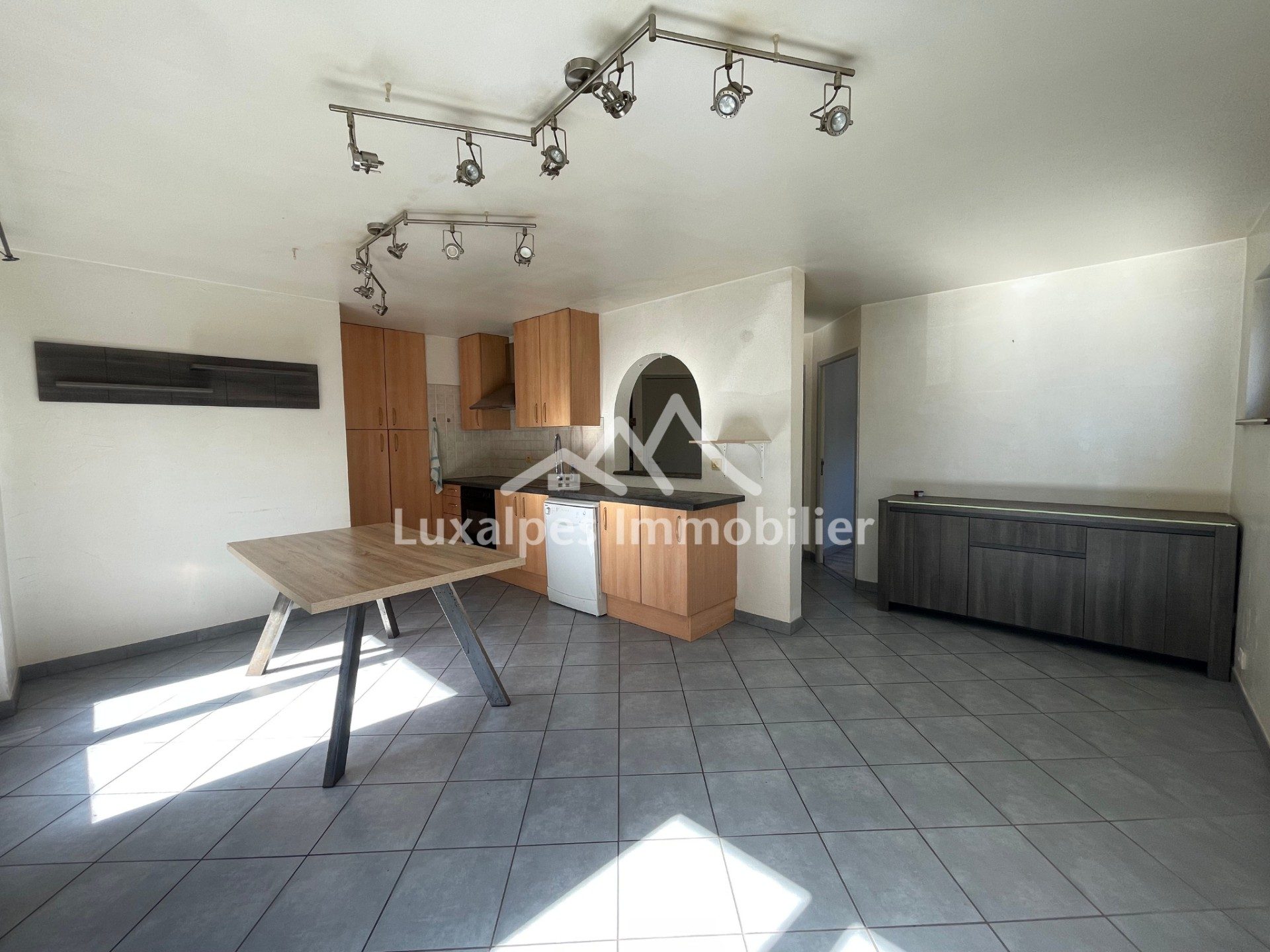 Réf : 21022-LUXALPESIMMOBILIER74230
45.71 m²


Au rez-de-chaussée d'une résidence sécurisée avec interphone située à 1 minute à pied du centre-ville de Thônes, ses commerces et commodités, Martin vous propose ce grand T2 de 45,71 m² Loi Carrez en exclusivité !L'appartement se compose d’une entrée avec grand placard, desservant une salle d'eau avec WC, une chambre avec placard intégré & une grande pièce de vie avec cuisine ouverte & accès balcon exposé Est. Une cave complète également ce bien. Stationnement facile sur le parking de la copropriété (déneigé l'hiver).Idéal premier achat ou investissement locatif.Copropriété de 35 lots. Pas de litige en cours. Toiture neuve.Honoraires inclus de  5% TTC  à la charge de l'acquéreur. Prix hors honoraires 200 000 €. Dans une copropriété de 35 lots. Quote-part moyenne du budget prévisionnel 1 191 €/an. Aucune procédure n'est en cours. Classe énergie E, Classe climat B Montant estimé des dépenses annuelles d'énergie pour un usage standard : entre 1160.00 € et 1620.00 € sur les années 2021, 2022 et 2023 (abonnements compris). Les informations sur les risques auxquels ce bien est exposé sont disponibles sur le site Géorisques : georisques.gouv.fr. 
Votre contact : Martin  VAN DE KEERE
Téléphone  :  0674400752