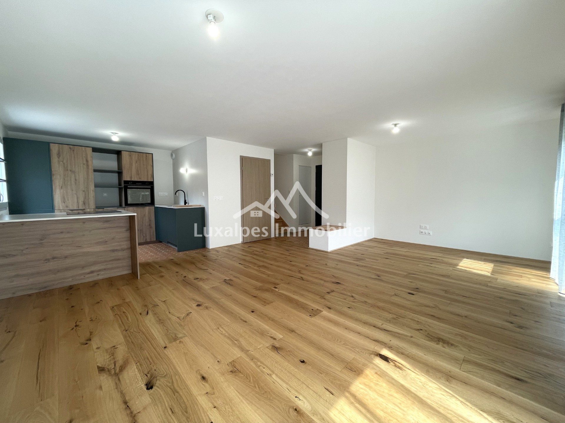 Réf : 21020-LUXALPESIMMOBILIER74230
92.42 m²


À découvrir sans tarder en exclusivité chez Luxalpes Immobilier ! Dans une résidence récente de 2024, composée de 20 lots située dans un secteur prisé, ensoleillé et calme de Thônes, ce superbe T4 Duplex de 92,42 m² Loi Carrez avec jardin privatif vous séduira par ses beaux espaces, sa modernité et ses matériaux de grande qualité (tomette en terre cuite, parquet chêne, cuisine Mobalpa).Ce compromis idéal entre maison et appartement est composé au rez-de-chaussée d'une cuisine ouverte aménagée & équipée neuve, WC séparé avec lave-mains et rangements ainsi qu'une grande et lumineuse pièce de vie donnant sur la terrasse d'environ 11 m² et le jardin de 58 m². Au 1er étage, un dégagement, 3 chambres dont une de plus de 16 m² et une salle de bains avec baignoire, douche et WC. Une place de parking privative et un garage complètent ce bien.DPE : C (68) / GES : C (13).Pour plus de transparence vis à vis de votre budget, nos prix sont affichés honoraires d'agence inclus (3.95% TTC à la charge de l'acquéreur, soit 480 000€ net vendeur).Pas de litiges en cours.Honoraires inclus de  3.96% TTC  à la charge de l'acquéreur. Prix hors honoraires 480 000 €. Dans une copropriété de 20 lots. Quote-part moyenne du budget prévisionnel 816 €/an. Aucune procédure n'est en cours. Classe énergie C, Classe climat C Montant moyen estimé des dépenses annuelles d'énergie pour un usage standard, établi à partir des prix de l'énergie de l'année 2021 : entre 575.00 et 778.00 €. Les informations sur les risques auxquels ce bien est exposé sont disponibles sur le site Géorisques : georisques.gouv.fr. 
Votre contact : Martin  VAN DE KEERE
Téléphone  :  0674400752