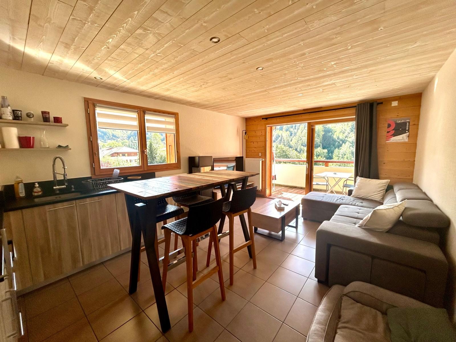 Réf : 21023-LUXALPESIMMOBILIER74230
54.04 m²


SOUS OFFRE - Venez découvrir en exclusivité ce récent appartement T3 proche du centre de Saint-Jean-De-Sixt. D'une surface d'environ 54 m², il se compose d'une entrée avec placards, d'une salle d'eau, d'un WC séparé, de deux chambres avec rangements et d'un salon/séjour lumineux avec une cuisine ouverte aménagée et équipée. Un balcon d'angle orienté Sud/Sud-Est complète ce bien idéal pour profiter du soleil et de la vue sur les montagnes environnantes. En annexes : un garage, une cave et l’accès à un parking collectif au sein de la résidence. Situé à proximité immédiate des commerces, des services du centre du village et des navettes menant aux stations de La Clusaz et du Grand Bornand, cet appartement constitue une opportunité rare, que ce soit pour une résidence principale, secondaire ou un investissement locatif. Honoraires inclus de  5% TTC  à la charge de l'acquéreur. Prix hors honoraires 310 000 €. Dans une copropriété de 11 lots. Aucune procédure n'est en cours. Classe énergie C, Classe climat C Montant estimé des dépenses annuelles d'énergie pour un usage standard : entre 480.00 € et 700.00 € sur les années 2021, 2022 et 2023 (abonnements compris). Les informations sur les risques auxquels ce bien est exposé sont disponibles sur le site Géorisques : georisques.gouv.fr. 
Votre contact : Thomas  LALANDE
Téléphone  :  0602236466