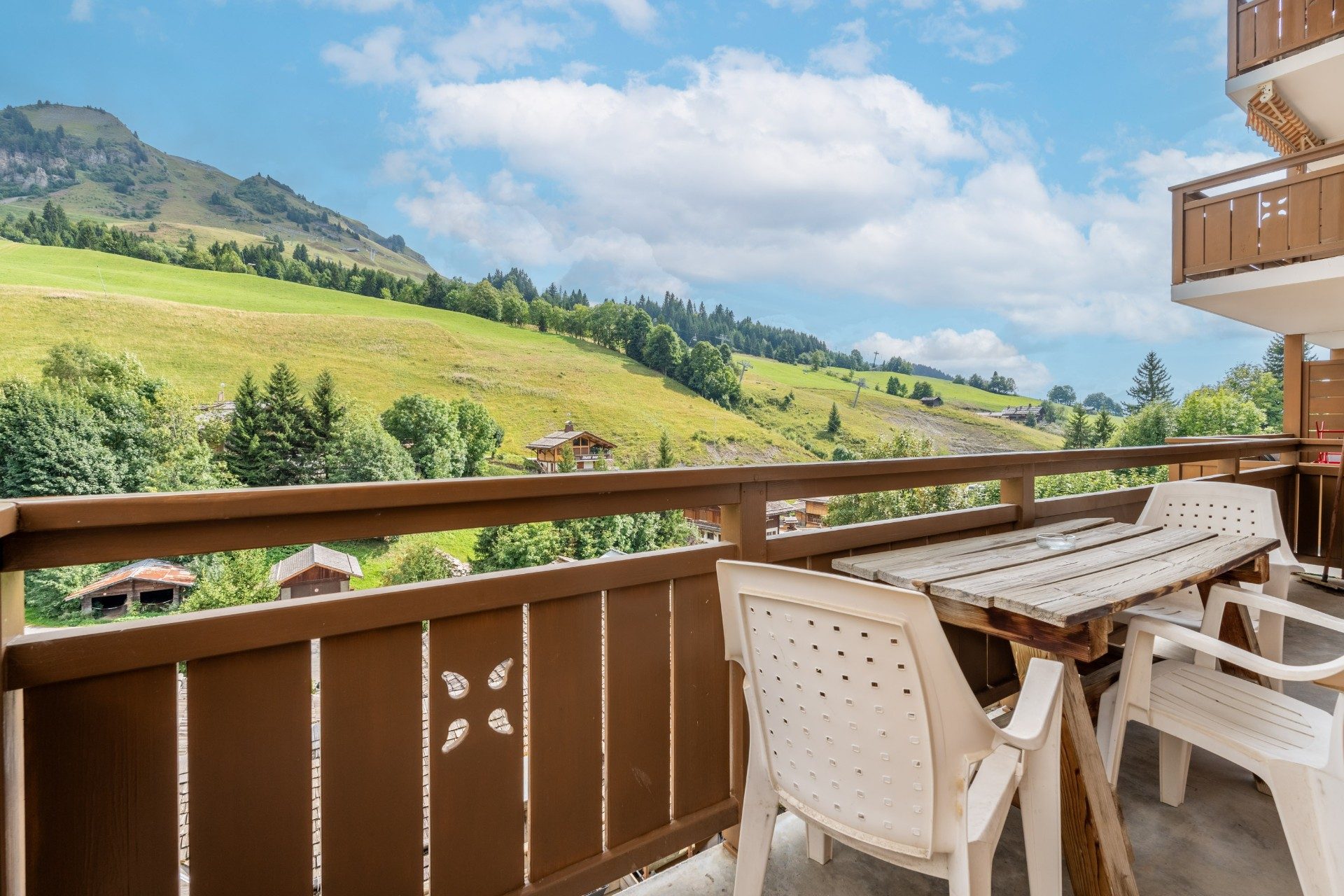 Réf : 21021-LUXALPESIMMOBILIER74230
83.88 m²


Découvrez ce superbe appartement T4 en duplex, idéalement situé au cœur du Chinaillon, à seulement 5 minutes à pied des pistes de ski et des commerces. Un emplacement rare et recherché, parfait pour profiter pleinement de la montagne en toute saison, sans avoir à prendre la voiture.D’une surface d’environ 84 m², cet appartement lumineux offre au premier niveau une entrée, un WC séparé, une chambre avec salle d’eau et rangements, ainsi qu’un vaste séjour avec cuisine ouverte, aménagée et équipée. Le tout s’ouvre sur un balcon orienté Sud-Est, offrant une magnifique vue dégagée sur les sommets environnants et le domaine skiable. À l’étage, vous trouverez deux chambres supplémentaires avec rangements, une salle de bains avec WC et un espace de rangement. En annexes, un garage, un parking collectif privé, un local à skis et une cave viennent compléter ce bien. Opportunité rare pour les amateurs de ski et de montagne recherchant un bien fonctionnel et bien situé. A découvrir en exclusivité avec Luxalpes Immobilier. Honoraires inclus de  4.07% TTC  à la charge de l'acquéreur. Prix hors honoraires 565 000 €. Dans une copropriété de 25 lots. Aucune procédure n'est en cours. Classe énergie D, Classe climat B Montant estimé des dépenses annuelles d'énergie pour un usage standard : entre 1530.00 € et 2110.00 € sur les années 2021, 2022 et 2023 (abonnements compris). Les informations sur les risques auxquels ce bien est exposé sont disponibles sur le site Géorisques : georisques.gouv.fr. 
Votre contact : Thomas  LALANDE
Téléphone  :  0602236466