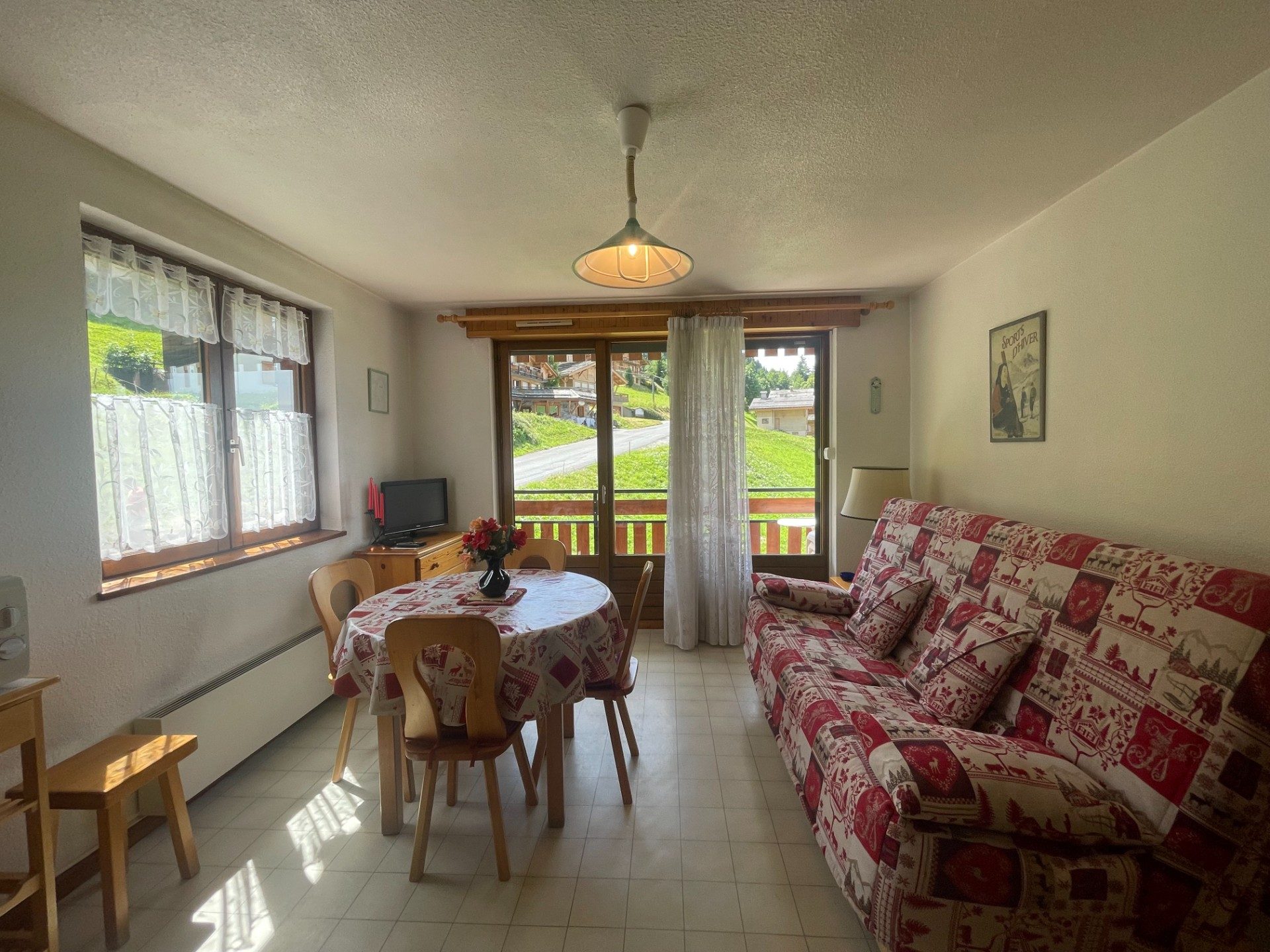 Réf : 21017-LUXALPESIMMOBILIER74230
26.44 m²


Venez découvrir ce charmant studio cabine d'environ 26 m² Loi Carrez avec garage, au Grand-Bornand -Chinaillon, idéalement situé au pied des pistes, offrant un accès direct au domaine skiable. Ce studio lumineux comprend une pièce de vie agréable, un coin nuit distinct, une salle de bains, une kitchenette fonctionnelle, ainsi qu’un balcon spacieux avec vue dégagée sur le domaine skiable et les massifs environnants.Le bien est vendu meublé, prêt à l’usage, que ce soit pour un usage personnel ou pour un investissement locatif.En annexes : cave, local à ski, casier à chaussures et un garage fermé, véritable atout en station.La toiture de la copropriété sera refaite en 2026, les travaux sont entièrement pris en charge par les vendeurs, vous garantissant une tranquillité d'esprit à long terme.Opportunité rare pour les amateurs de ski et de montagne recherchant un bien fonctionnel et bien situé.Date du DPE : 23/07/2025. Montant estimé des dépenses annuelles d'énergie pour un usage standard : entre 750,0 € et 1050,0 € pour 2023.Les informations sur les risques auxquels ce bien est exposé sont disponibles sur le site Géorisques : https://www.georisques.gouv.frA découvrir en exclusivité avec Luxalpes Immobilier. Pour plus de transparence vis à vis de votre budget, nos prix sont affichés honoraires d'agence inclus (5% TTC à la charge de l'acquéreur soit 180 000 € net vendeur)Honoraires inclus de  5% TTC  à la charge de l'acquéreur. Prix hors honoraires 180 000 €. Dans une copropriété. Quote-part moyenne du budget prévisionnel 800 €/an. Aucune procédure n'est en cours. Classe énergie E, Classe climat B Montant estimé des dépenses annuelles d'énergie pour un usage standard : entre 750.00 € et 1050.00 € sur les années 2021, 2022 et 2023 (abonnements compris). Les informations sur les risques auxquels ce bien est exposé sont disponibles sur le site Géorisques : georisques.gouv.fr. 
Votre contact : Virginie  THIEBAULT
Téléphone  :  0616234597