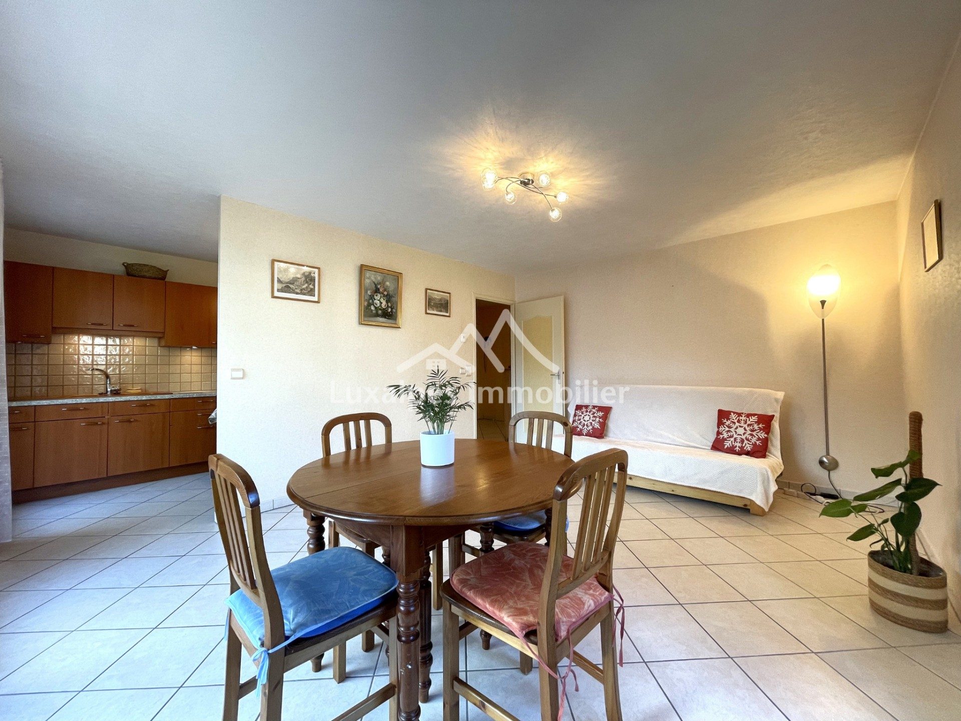 Réf : 21016-LUXALPESIMMOBILIER74230
60.32 m²


Martin vous présente en exclusivité ce beau T3 avec garage, idéalement placé, dans un secteur calme et proche des écoles, crèches et commodités. Au 2ème étage d'une résidence de 3 étages avec ascenseur composée de 43 lots, à 5 minutes à pied du centre-ville de Thônes, découvrez ce lumineux T3 de 60,32m² Loi Carrez.Composé d'une entrée avec dégagement et un placard, cuisine semi-ouverte sur la pièce de vie avec accès sur une terrasse de 8m² exposée plein Sud & sur un balcon exposé Est, deux chambres, une salle d'eau complètement refaite en 2024 et un WC séparé. Une cave et un garage de 19 m² complètent ce bien.Pas de litiges en cours. 1 064 € de charges par an (entretien, syndic, assurance...)DPE : C (170) / GES : A (5).Pour plus de transparence vis à vis de votre budget, nos prix sont affichés honoraires d'agence inclus (5% TTC à la charge de l'acquéreur, soit 340 000€ net vendeur).Honoraires inclus de  5% TTC  à la charge de l'acquéreur. Prix hors honoraires 340 000 €. Dans une copropriété. Quote-part moyenne du budget prévisionnel 1 064 €/an. Aucune procédure n'est en cours. Classe énergie C, Classe climat A Montant estimé des dépenses annuelles d'énergie pour un usage standard : entre 840.00 € et 1180.00 € sur les années 2021, 2022 et 2023 (abonnements compris). Les informations sur les risques auxquels ce bien est exposé sont disponibles sur le site Géorisques : georisques.gouv.fr. 
Votre contact : Martin  VAN DE KEERE
Téléphone  :  0674400752