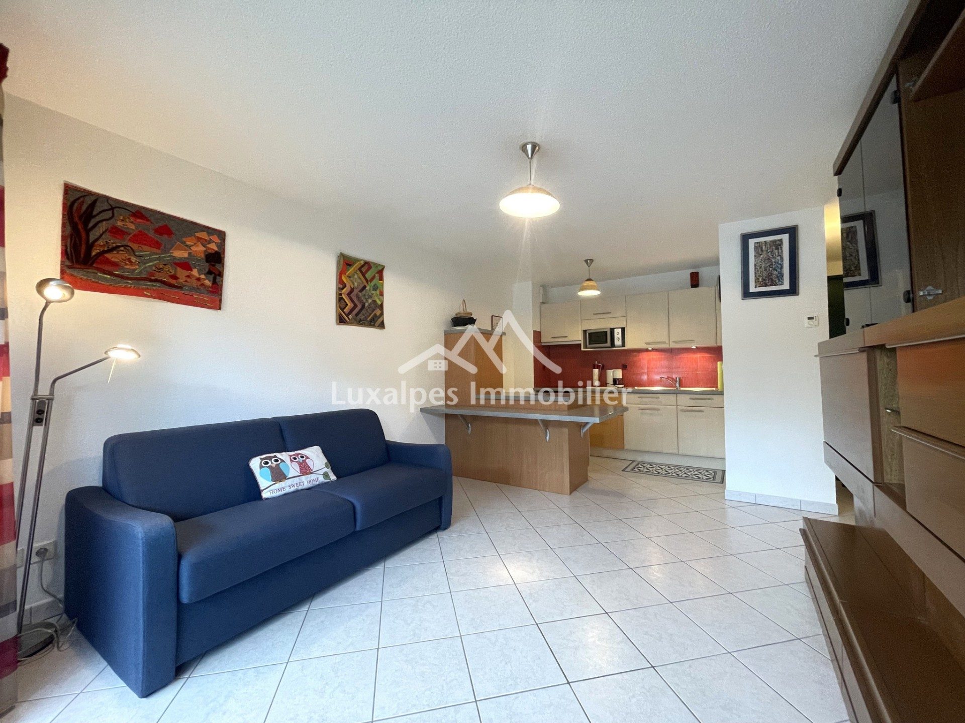 Réf : 21015-LUXALPESIMMOBILIER74230
34.00 m²


SOUS COMPROMIS - Au rez-de-chaussée d'une belle résidence sécurisée avec interphone située à 2 minutes à pied du centre-ville de Thônes, ses commerces et commodités, Martin vous propose ce T2 propre et bien entretenu d'environ 34 m² Loi Carrez en exclusivité !L'appartement se compose d'une entrée, une salle d'eau, un WC séparé, une chambre, une cuisine aménagée et équipée ouverte sur une spacieuse pièce de vie avec un accès direct sur le balcon. Une cave en annexes servant de stockage complète également ce bien. Stationnement facile sur le parking de la copropriété (déneigé l'hiver).Charge de copropriété très faible (incluant le fond de travaux de la Loi Alur) : 467 € par an.DPE : E (283) / GES : B (9).Idéal premier achat ou investissement locatif.Pour plus de transparence vis à vis de votre budget, nos prix sont affichés honoraires d'agence inclus (5% TTC à la charge de l'acquéreur, soit 190 000€ net vendeur).Résidence composée de 56 lots. Pas de litiges en cours.Honoraires inclus de  5% TTC  à la charge de l'acquéreur. Prix hors honoraires 190 000 €. Dans une copropriété. Quote-part moyenne du budget prévisionnel 467 €/an. Aucune procédure n'est en cours. Classe énergie E, Classe climat B Montant estimé des dépenses annuelles d'énergie pour un usage standard : entre 810.00 € et 1130.00 € sur les années 2021, 2022 et 2023 (abonnements compris). Les informations sur les risques auxquels ce bien est exposé sont disponibles sur le site Géorisques : georisques.gouv.fr. 
Votre contact : Martin  VAN DE KEERE
Téléphone  :  0674400752