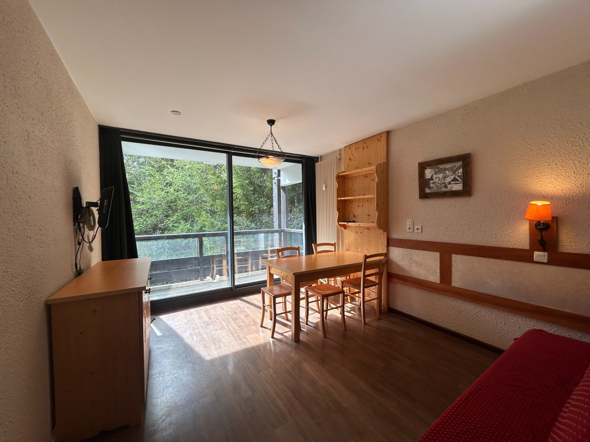 Réf : 21025-LUXALPESIMMOBILIER74230
120.00 m²


En exclusivité, venez découvrir ce plateau idéalement situé sur les hauteurs du village de La Clusaz, à seulement 5 minutes à pied des commerces. D’une surface totale d’environ 120 m², il se compose actuellement de 4 studios avec balcons offrant une vue magnifique sur l'ensemble du domaine ainsi que d’un dégagement. Ce bien présente un fort potentiel pour un projet de rénovation, de transformation en plusieurs logements ou en un grand appartement familial. En annexe, vous bénéficierez d'un parking collectif et de 4 locaux à skis, un atout non négligeable pour un usage résidentiel ou locatif à la montagne.Honoraires inclus de  4.94% TTC  à la charge de l'acquéreur. Prix hors honoraires 810 000 €. Dans une copropriété de 24 lots. Aucune procédure n'est en cours. DPE en cours. Les informations sur les risques auxquels ce bien est exposé sont disponibles sur le site Géorisques : georisques.gouv.fr. 
Votre contact : Thomas  LALANDE
Téléphone  :  0602236466