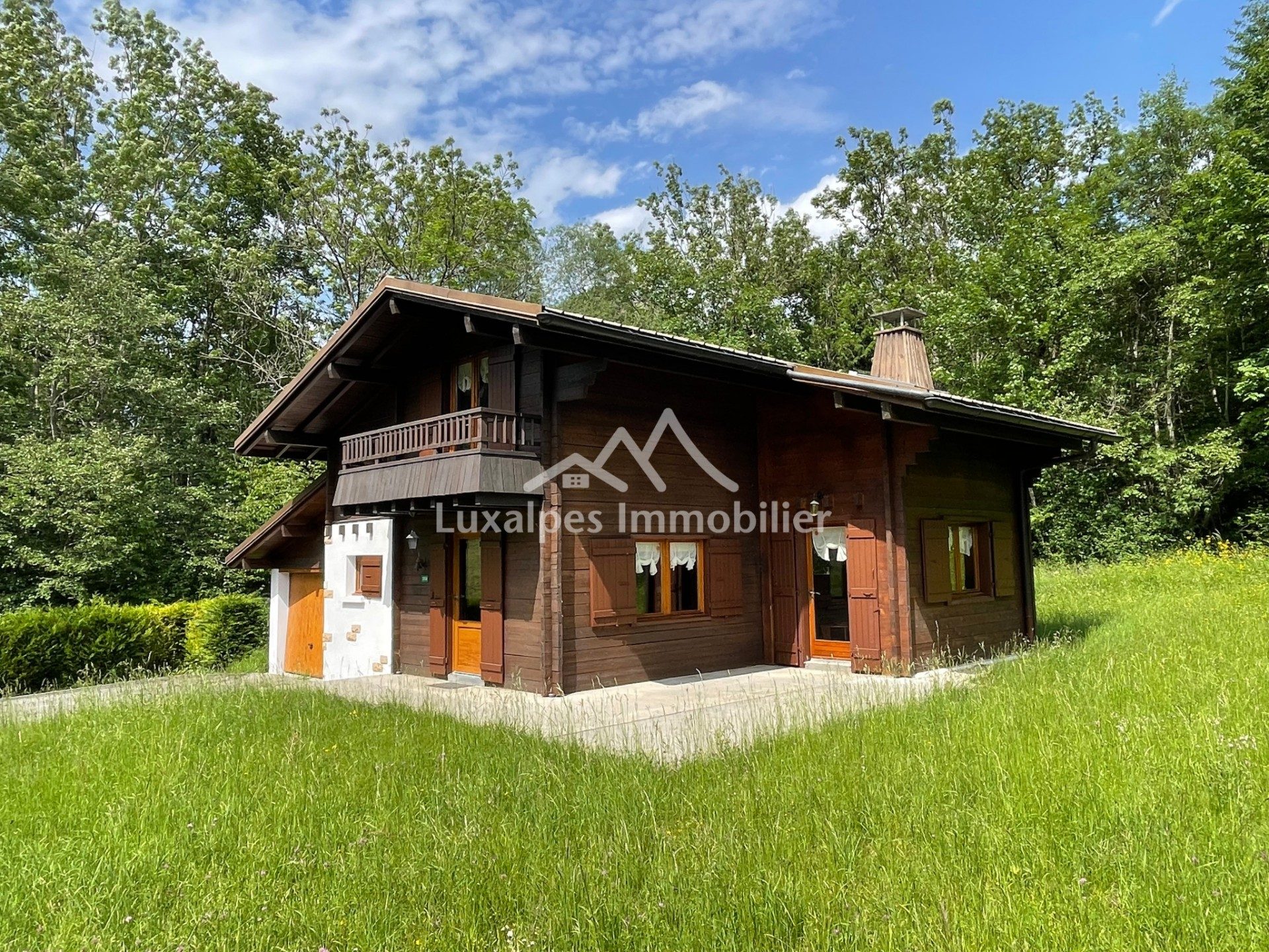 Réf : 10790-LUXALPESIMMOBILIER74230
100.00 m²


SOUS COMPROMIS - Découvrez en exclusivité chez Luxalpes Immobilier ce charmant chalet en madrier d'une surface utile d'environ 129 m² pour une surface aménagée d'environ 100 m² niché dans un cadre verdoyant et préservé de Serraval. Sur deux niveaux, ce chalet se compose, au rez-de-chaussée d'une entrée sur une grande et lumineuse pièce de vie avec un coin repas et un salon, une cuisine aménagée et semi-équipée, WC séparé avec lave-mains, salle d'eau avec branchement pour machine à laver, placards et accès garage. Au 1er étage, une grande chambre, une 2ème chambre avec accès balcon, une 3ème chambre d'enfant ou pouvant être aménagée en bureau et pièce d'eau avec WC.Un grand garage d'environ 29 m², une cave et un abri de jardin complètent ce bien. Ce chalet est idéal pour un jeune couple en recherche d'indépendance ou une famille où les enfants pourront profiter des 822 m² de terrain plat qui entourent la propriété.Pour plus de transparence vis à vis de votre budget, nos prix sont affichés honoraires d'agence inclus (5% TTC à la charge de l'acquéreur soit 400 000 euros net vendeur).Honoraires inclus de  5% TTC  à la charge de l'acquéreur. Prix hors honoraires 400 000 €. Classe énergie G, Classe climat C Logement à consommation énergétique excessive. Montant estimé des dépenses annuelles d'énergie pour un usage standard : entre 3880.00 € et 5290.00 € sur les années 2021, 2022 et 2023 (abonnements compris). Les informations sur les risques auxquels ce bien est exposé sont disponibles sur le site Géorisques : georisques.gouv.fr. 
Votre contact : Martin  VAN DE KEERE
Téléphone  :  0674400752