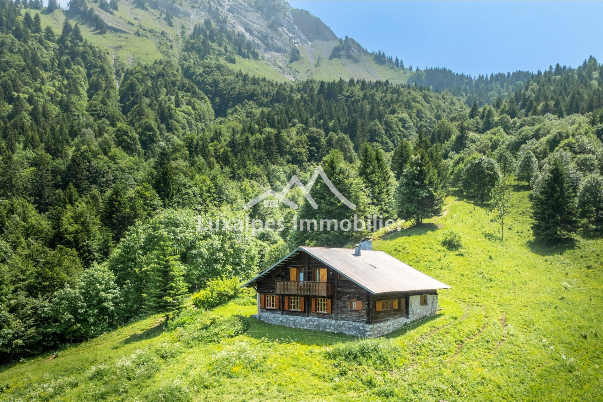 Réf : 10789-LUXALPESIMMOBILIER74230
220.00 m²


Rare à la vente et uniquement chez Luxalpes Immobilier : ce Chalet d'alpage lové à 1200 m d'altitude datant de la fin du 18ème siècle, saura vous séduire par son charme d'antan, montagnard et champêtre et par sa vue époustouflante. Ce véritable lieu ressourçant d'environ 220 m² habitables se compose, au rez-de-chaussée d'une entrée, une cuisine ouverte aménagée et équipée avec poêle à bois, arrière-salle, grande et lumineuse pièce de vie d'environ 50 m² avec coin salle à manger et coin salon avec sa cheminée, WC séparé et salle d'eau. À l'étage, 3 chambres dont 2 avec mezzanine et accès balcon, coin nuit attenant avec point d'eau et WC, une salle d'eau avec WC et un dortoir.En annexe, un grenier avec une ancienne cave à Reblochon. Eau de source reliée au chalet.Le tout édifié sur un terrain de 2 133 m² en pleine nature.Chalet accessible par un chemin carrossable, à pied, en VTT électrique ou en quad uniquement. Hors DPE. Honoraires à la charge du vendeur.Honoraires à la charge du vendeur.  DPE en cours. Les informations sur les risques auxquels ce bien est exposé sont disponibles sur le site Géorisques : georisques.gouv.fr. 
Votre contact : Martin  VAN DE KEERE
Téléphone  :  0674400752