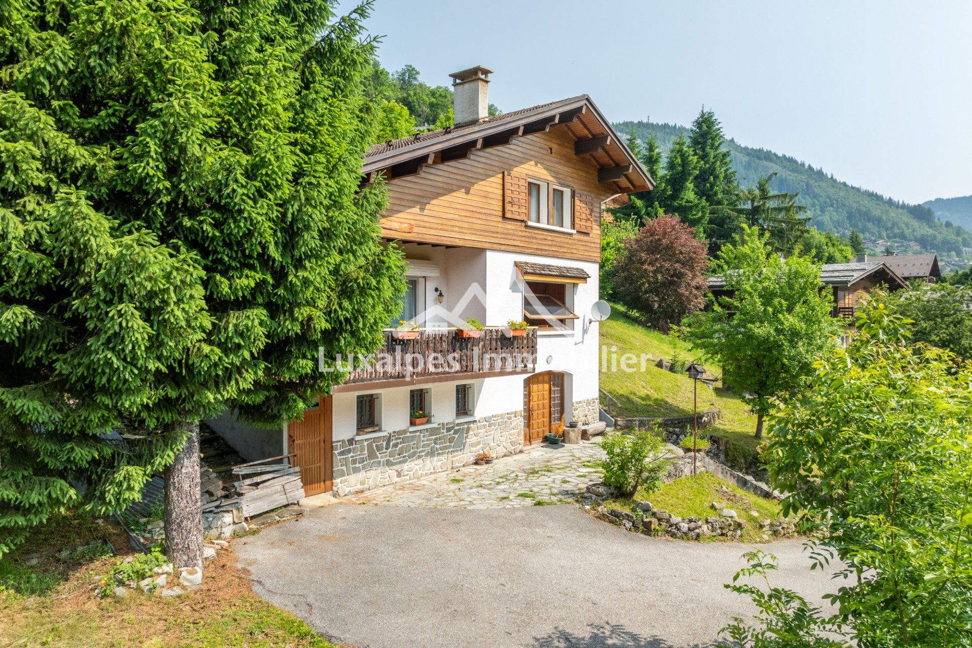 Réf : 10791-LUXALPESIMMOBILIER74230
130.00 m²


SOUS COMPROMIS - À seulement 600 mètres du cœur du village du Grand-Bornand, découvrez cette maison des années 60 située à l’entrée du village, offrant un fort potentiel de rénovation. Edifiée sur un terrain de 1138m², cette maison d'environ 130m² habitables se distingue par de beaux volumes et un agencement fonctionnel. Elle comprend un séjour cathédrale baigné de lumière, une cuisine indépendante aménagée et équipée, un salon avec cheminée, trois chambres avec rangements, une salle de bains et une salle d'eau. Une buanderie, une cave, ainsi qu’un garage et un abri de jardin complètent l’ensemble.La spacieuse terrasse exposée plein sud, est un véritable atout pour profiter pleinement du soleil et de la vue imprenable sur la Chaîne des Aravis.Maison à rénover dans sa totalité : idéale pour un projet de résidence principale, secondaire ou investissement locatif, dans un cadre alpin recherché.Les informations sur les risques auxquels ce bien est exposé sont disponibles sur le site Géorisques : https://www.georisques.gouv.fr. Date du DPE : 01/03/2025. Montant estimé des dépenses annuelles d'énergie pour un usage standard : entre 9090,0 € et 12360,0 € pour 2023.Pour plus de transparence vis à vis de votre budget, nos prix sont affichés honoraires d'agence inclus (4.2% TTC à la charge de l'acquéreur soit 720 000 euros net vendeur).A découvrir et visiter sans tarder avec Luxalpes Immobilier!Honoraires inclus de  4.17% TTC  à la charge de l'acquéreur. Prix hors honoraires 720 000 €. Classe énergie G, Classe climat G Logement à consommation énergétique excessive. Montant estimé des dépenses annuelles d'énergie pour un usage standard : entre 9090.00 € et 12360.00 € sur les années 2021, 2022 et 2023 (abonnements compris). Les informations sur les risques auxquels ce bien est exposé sont disponibles sur le site Géorisques : georisques.gouv.fr. 
Votre contact : Virginie  THIEBAULT
Téléphone  :  0616234597