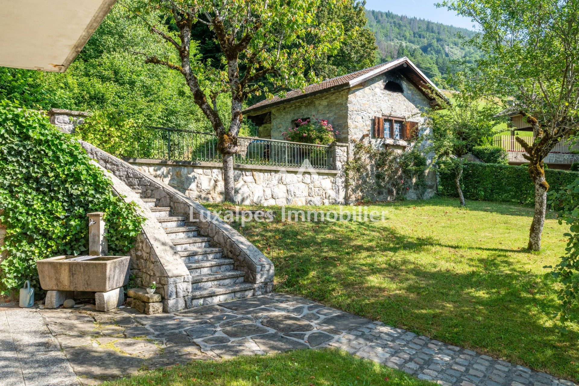 Réf : 10796-LUXALPESIMMOBILIER74230
221.00 m²


A découvrir uniquement chez Luxalpes Immobilier : maison mitoyenne 6 pièces, répartie sur 4 niveaux et d'une surface utile d'environ 373 m², dont 221 m² de surface aménagée actuellement en 2 appartements. Le tout est édifié sur un terrain de 891 m².Cette maison se compose, au rez-de-chaussée d'une entrée sur un coin bar, une pièce de vie avec un poêle à pellet et accès direct à la terrasse, WC séparé et chaufferie. Au 1er étage se trouvent un hall d'entrée, WC séparé, salon, cuisine aménagée et équipée avec coin repas attenant, chambre avec dressing et salle de bains. Au 2ème étage, un appartement indépendant avec son propre accès extérieur, composé d'une cuisine semi-équipée ouverte sur la pièce de vie, WC séparé, salle de bains, bureau et 2 chambres avec dressing. Au dernier étage, un grenier et des combles non exploités offrent un beau potentiel d'aménagement et d'agrandissement.Un garage double avec mezzanine, écuries en sous-bassement, four à pain collectif (partagé avec quelques voisins uniquement) et un jardin arboré complètent ce bien.Cette demeure est idéale pour un projet d'investissement locatif ou une famille avec enfants.Pour plus de transparence vis à vis de votre budget, nos prix sont affichés honoraires d'agence inclus (5% TTC à la charge de l'acquéreur soit 660 000 euros net vendeur).Honoraires inclus de  5% TTC  à la charge de l'acquéreur. Prix hors honoraires 660 000 €. Classe énergie D, Classe climat A Montant estimé des dépenses annuelles d'énergie pour un usage standard : entre 3820.00 € et 5230.00 € sur les années 2021, 2022 et 2023 (abonnements compris). Les informations sur les risques auxquels ce bien est exposé sont disponibles sur le site Géorisques : georisques.gouv.fr. 
Votre contact : Martin  VAN DE KEERE
Téléphone  :  0674400752