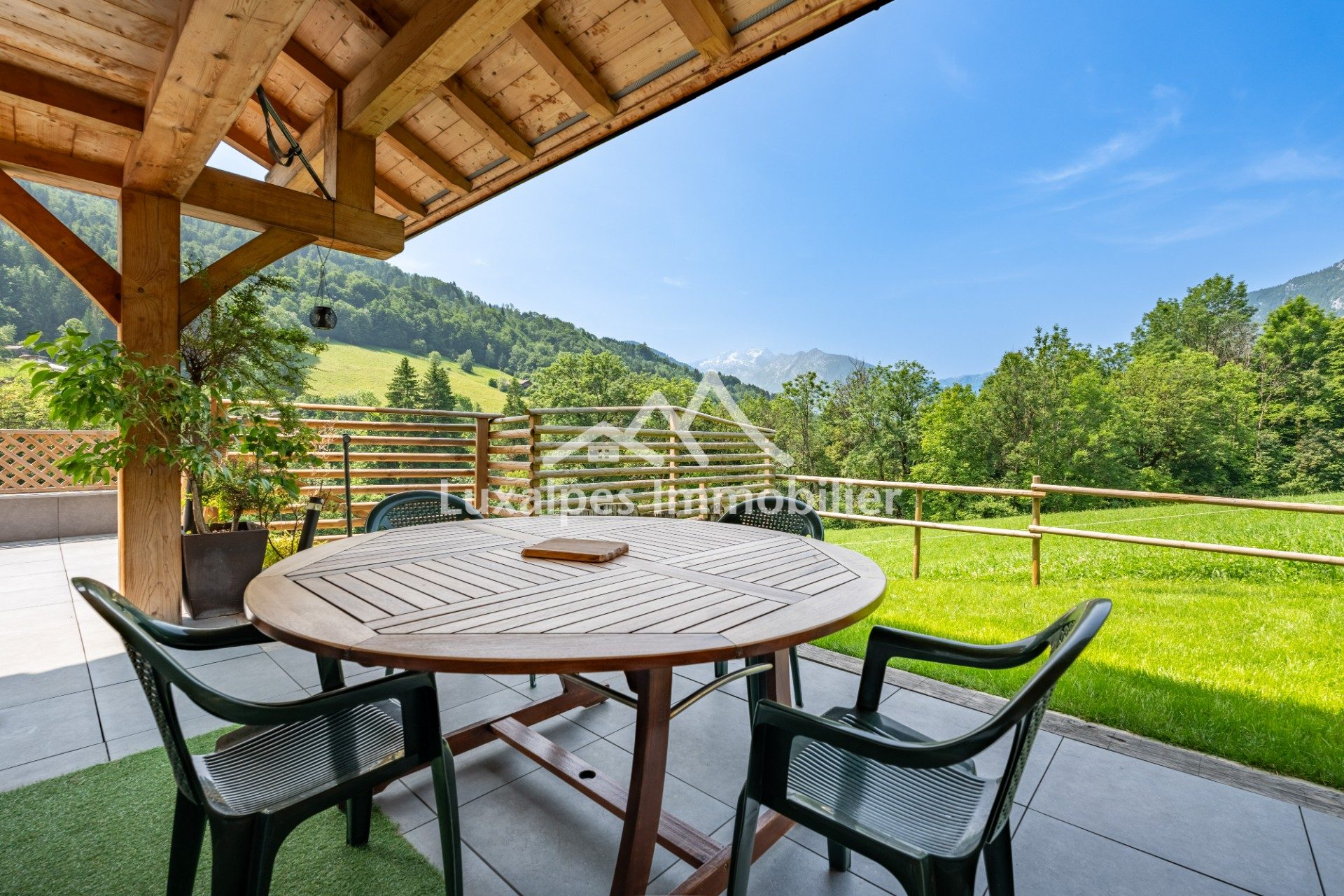 Réf : 10794-LUXALPESIMMOBILIER74230
175.00 m²


SOUS OFFRE - Magnifique chalet Lambersens en madrier, d'une surface utile d'environ 322 m² pour une surface aménagée d'environ 175 m² idéalement situé entre les stations de ski de La Clusaz et du Grand-Bornand et Annecy. Sur deux niveaux, ce chalet aux prestations de qualités se compose, au rez-de-chaussée d'une entrée avec grand placard de rangement, une chambre avec salle d'eau, WC séparé, une cuisine aménagée et équipée ouverte, coin salon avec poêle de masse et une salle à manger avec accès direct sur la somptueuse terrasse de 66 m² exposée Sud-Ouest offrant une vue sur la Tournette et les montagnes environnantes. Au 1er étage, une suite parentale avec salle de bains et WC et une grande mezzanine ouverte permettant un aménagement à votre convenance (chambre, bureau, coin détente ou salle de sport).Au sous-sol, un grand garage de 110 m² avec porte électrique de 3,80 m permettant de garer Van et autres véhicules, une cave taillée dans la roche et une remise complètent ce bien. Le tout est édifié sur un terrain d'environ 900 m².Ce chalet est idéal pour une famille, en résidence principale ou secondaire (possibilité revenus locatifs), en quête d'espace et de quiétude.DPE : D (212) / GES : B (6).Pour plus de transparence vis à vis de votre budget, nos prix sont affichés honoraires d'agence inclus (4,17% TTC à la charge de l'acquéreur soit 1 008 000 euros net vendeur).Honoraires inclus de  3% TTC  à la charge de l'acquéreur. Prix hors honoraires 966 000 €. Classe énergie D, Classe climat B Montant moyen estimé des dépenses annuelles d'énergie pour un usage standard, établi à partir des prix de l'énergie de l'année 2021 : entre 1570.00 et 2190.00 €. Les informations sur les risques auxquels ce bien est exposé sont disponibles sur le site Géorisques : georisques.gouv.fr. 
Votre contact : Martin  VAN DE KEERE
Téléphone  :  0674400752