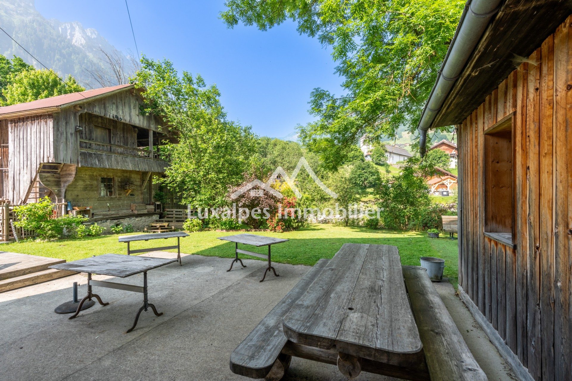 Réf : 10793-LUXALPESIMMOBILIER74230
532.96 m²


Au cœur du village d’Entremont, un bien d’exception au charme authentiqueNiché dans un cadre privilégié, cet ensemble immobilier séduit par son cachet rare et ses multiples possibilités d’aménagement. Édifié sur un terrain de 966 m², il offre environ 532 m² habitables, répartis sur plusieurs niveaux, avec en prime un jardin bucolique bordé par la rivière.Un rez-de-chaussée convivial et accueillant : L’espace restauration s’ouvre sur une superbe salle de réception à la décoration typique et chaleureuse, idéale pour des repas conviviaux ou une activité professionnelle. En bord de rivière, une vaste terrasse offre un cadre apaisant et rafraîchissant en été. La cuisine professionnelle entièrement équipée et les caves voûtées complètent cet espace dédié à la convivialité.Des chambres d’hôtes haut de gamme : À l’étage, deux chambres d’hôtes rénovées avec soin et matériaux de qualité offrent un confort remarquable.Une suite familiale avec chambre parentale, coin enfant, séjour et salle d’eau privative.Une seconde chambre avec salon, couchages et salle d’eau privative.Un espace supplémentaire de 80 m² reste à aménager selon vos besoins ou envies.Des volumes à exploiter selon vos projets :Le deuxième étage propose 130 m² entièrement à réinventer, tandis que les combles traversants (environ 80 m²) offrent encore un beau potentiel d’aménagement.Un mazot traditionnel et des extérieurs soignés : En annexe, un splendide mazot savoyard de 60 m² avec garage renforce le caractère authentique de la propriété. Un jardin verdoyant, un abri et un parking extérieur viennent parfaire cet ensemble unique.Un bien aux multiples vocations : Résidence principale ou secondaire, investissement locatif, développement d'une activité de chambres d’hôtes… Ce bien d’exception s’adapte à tous vos projets. Une opportunité rare dans un environnement recherché.Ne tardez pas à programmer une visite en contactant votre conseiller:Sébastien SUIZE 06.77.67.22.31RSAC Annecy 842 916 454N° ADC 7401 2016 000 006 928Surface : 532.96 m² loi CarrezPrix du bien : 890 000 € Prix du bien hors honoraires : 855 000 €Honoraires à la charge de l'acquéreur 4,1% soit 35 000 € TTCHonoraires inclus de  4.09% TTC  à la charge de l'acquéreur. Prix hors honoraires 855 000 €. Classe énergie D, Classe climat B Montant moyen estimé des dépenses annuelles d'énergie pour un usage standard, établi à partir des prix de l'énergie de l'année 2021 : entre 5867.00 et 7817.00 €. Les informations sur les risques auxquels ce bien est exposé sont disponibles sur le site Géorisques : georisques.gouv.fr. 
Votre contact : Sébastien  SUIZE
Téléphone  :  0677672231