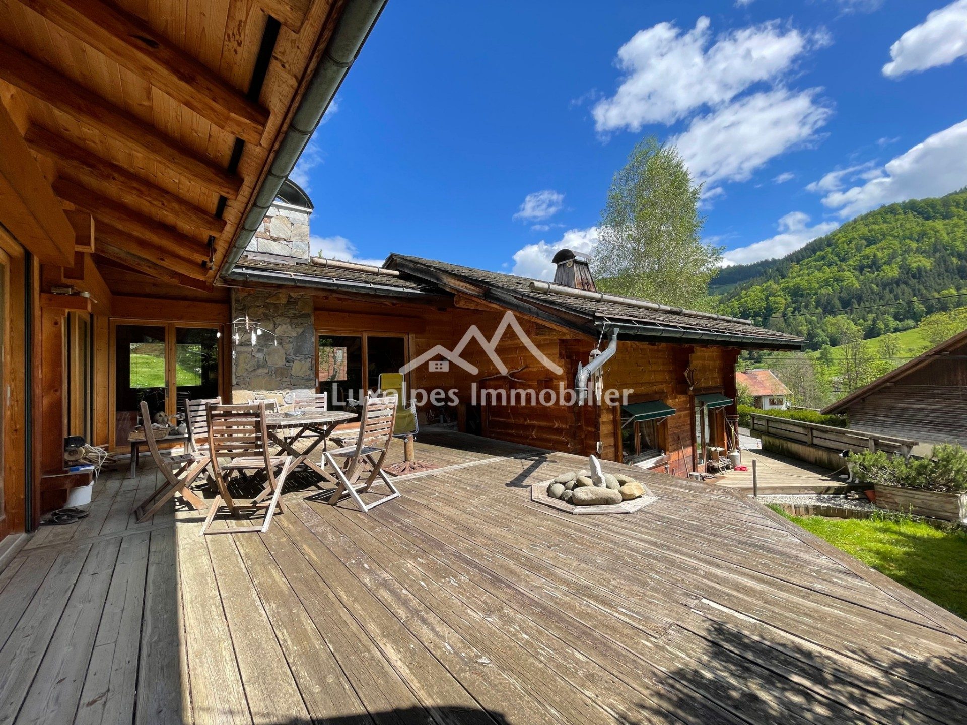 Réf : 10784-LUXALPESIMMOBILIER74230
128.00 m²


Découvrez ce chalet traditionnel en madrier et tavaillons, niché au pied de la Tournette, dans un cadre verdoyant et paisible des Clefs. D'une surface utile d'environ 183 m², pour une surface aménagée d'environ 128 m², ce chalet d'architecte construit en 2005 sur 2 niveaux offre de beaux espaces aménageables et modulables à votre convenance. Ce chalet se compose, au rez-de-chaussée d'une entrée sur la salle à manger avec cuisine aménagée ouverte, une chambre et une salle de bains avec WC. En demi-niveau, un salon cocooning avec sa cheminée et une suite parentale avec son dressing et sa salle de bains avec WC. Une mezzanine donnant accès à un balcon est actuellement aménagée en bureau (modulable à votre convenance).De plus, la propriété propose un grand garage d'environ 54 m² et une cave. Amoureux de la nature et d’authenticité, ce chalet est une invitation à la quiétude et à la relaxation, en profitant du jacuzzi installé sur la grande terrasse qui entoure le chalet.DPE : F (418) / GES : C (13)Pour plus de transparence vis à vis de votre budget, nos prix sont affichés honoraires d'agence inclus (5% TTC à la charge de l'acquéreur soit 640 000 euros net vendeur).Honoraires inclus de  5% TTC  à la charge de l'acquéreur. Prix hors honoraires 640 000 €. Classe énergie F, Classe climat C Logement à consommation énergétique excessive. Montant estimé des dépenses annuelles d'énergie pour un usage standard : entre 2980.00 € et 4080.00 € sur les années 2021, 2022 et 2023 (abonnements compris). Les informations sur les risques auxquels ce bien est exposé sont disponibles sur le site Géorisques : georisques.gouv.fr. 
Votre contact : Martin  VAN DE KEERE
Téléphone  :  0674400752