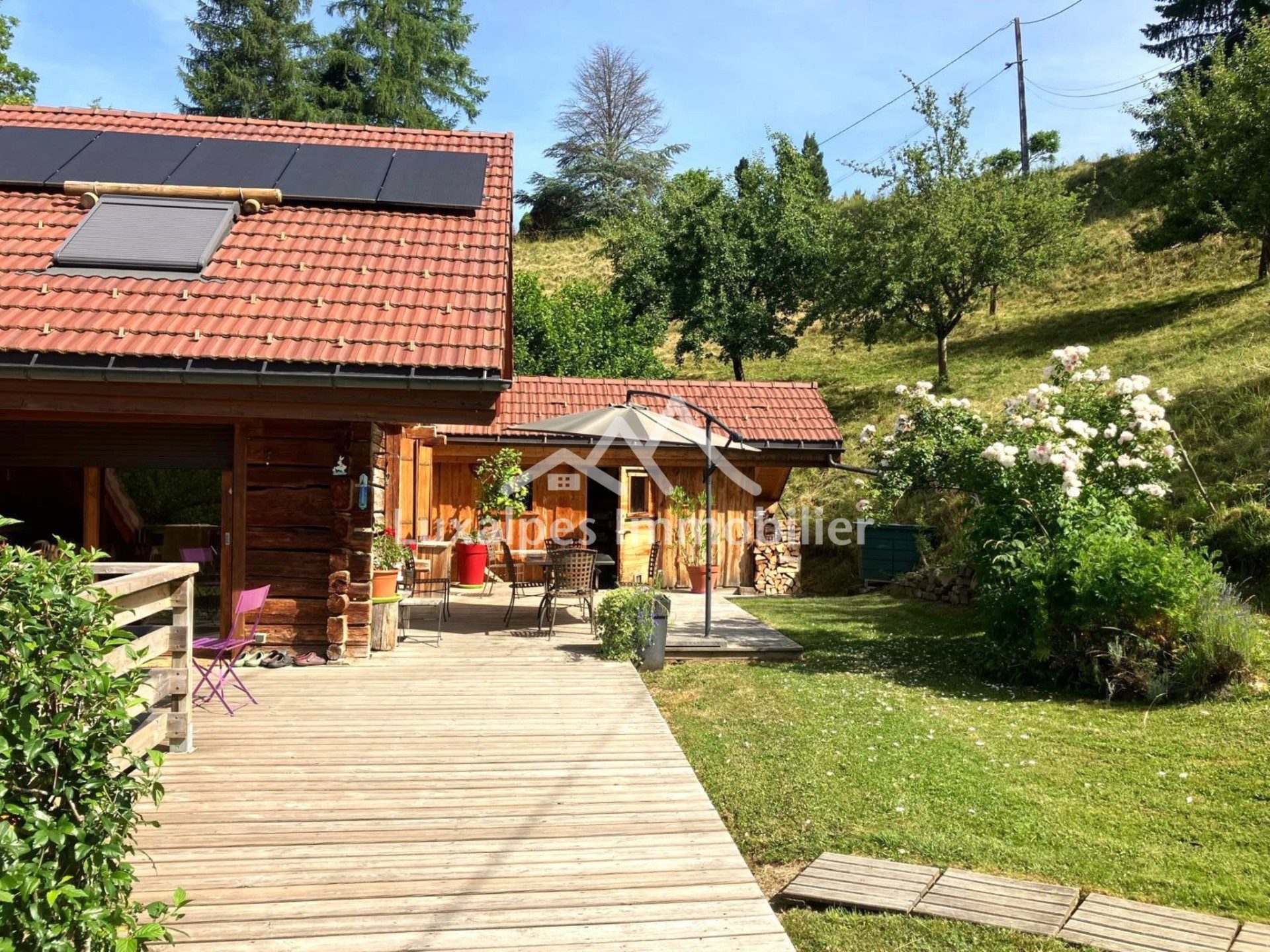 Réf : 10782-LUXALPESIMMOBILIER74230
240.00 m²


SOUS OFFRE - Nichée dans un cadre idyllique à seulement 5 minutes de Thônes, cette propriété alpine rare allie charme d’antan et confort moderne. Entièrement rénové et offrant une vue époustouflante sur les montagnes environnantes, ce chalet du XIXe siècle offre environ 240 m² habitables sur un vaste terrain de 7 720 m² garantissant intimité et sérénité absolue. Il se compose :- Un gîte d’environ 50 m² avec cuisine aménagée et équipée, poêle, salle d'eau avec WC, une pièce de vie et une chambre avec dressing. - Une chambre d'hôtes / studio d’environ 18 m² avec chambre, coin cuisine, salle d'eau avec WC et terrasse. - Un appartement duplex d’environ 163 m² composé d'un séjour avec son poêle à bois, salle de bains avec baignoire et douche, WC séparé, une chambre avec salle d'eau, cuisine en demi-niveau & salle à manger avec accès direct à la terrasse et au jardin. À l'étage, une mezzanine avec 2 chambres. De plus, la propriété propose deux mazots de 21 m² au sol & 15 m², un atelier de 15 m², une cave voutée, un four à pain, une source et un carport.Amoureux de la nature et d’authenticité, ce chalet d’exception est une invitation à la quiétude et à la contemplation des sommets. Pour plus de transparence vis à vis de votre budget, nos prix sont affichés honoraires d'agence inclus (5% TTC à la charge de l'acquéreur soit 1 350 000 euros net vendeur).Honoraires inclus de  5% TTC  à la charge de l'acquéreur. Prix hors honoraires 1 350 000 €. Classe énergie D, Classe climat D. Les informations sur les risques auxquels ce bien est exposé sont disponibles sur le site Géorisques : georisques.gouv.fr. 
Votre contact : Martin  VAN DE KEERE
Téléphone  :  0674400752