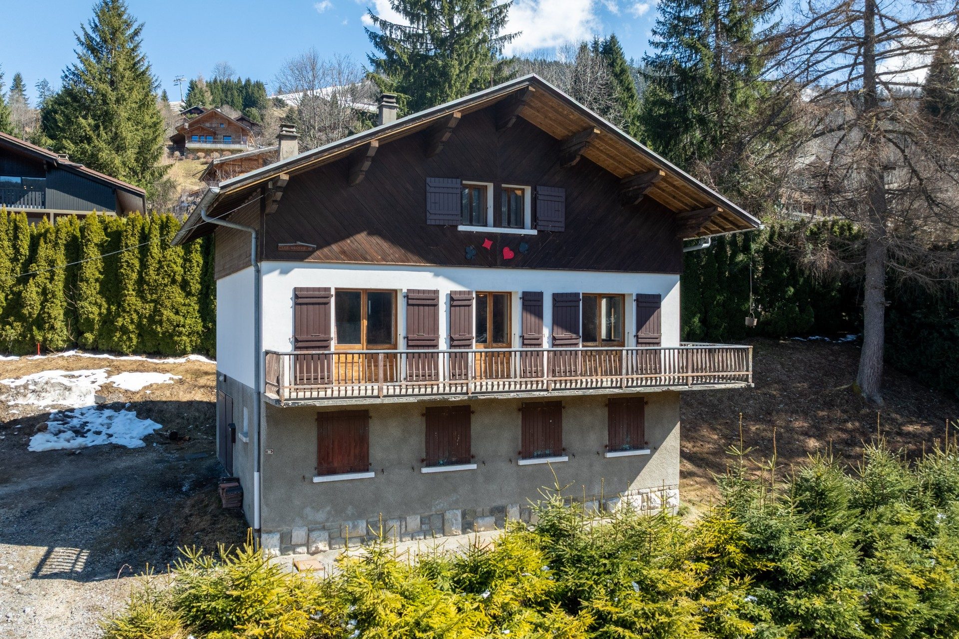 Réf : 10780-LUXALPESIMMOBILIER74230
145.97 m²


Dans l’un des secteurs les plus prisés de La Clusaz, ce chalet de 198 m² offrant un potentiel de rénovation exceptionnel, situé au Crêt du Merle, à seulement quelques minutes à pied des pistes de ski. Ce bien se compose de deux logements distincts, parfaits pour un projet de rénovation ou d’agrandissement.Au rez-de-chaussée, un appartement de type T2, idéal pour créer un espace cosy ou pour des locations saisonnières. Au 1er étage, une grande habitation en duplex composé d'une cuisine, d'un salon/séjour avec cheminée, d'une salle de bain, d'une salle d'eau et 5 chambres, offrant de nombreuses possibilités d’agencement pour accueillir une grande famille ou plusieurs personnes.  En annexes, garage avec chaufferie/buanderie. Le chalet bénéficie d’une exposition idéale et d’un emplacement privilégié dans ce quartier recherché, avec une vue magnifique sur le plateau de Beauregard. Le tout édifié sur un terrain d'environ 750 m². DP acceptée pour façades et toit.Vous serez à 5 minutes des commerces et restaurants du village, permettant de profiter pleinement de l’attrait de La Clusaz tout au long de l'année. Pour plus de transparence vis à vis de votre budget, nos prix sont affichés honoraires d'agence inclus (5% TTC à la charge de l'acquéreur soit 1 233 000 € net vendeur). Les informations sur les risques auxquels ce bien est exposé sont disponibles sur le site Géorisques : www.georisques.gouv.frHonoraires inclus de  5% TTC  à la charge de l'acquéreur. Prix hors honoraires 1 233 000 €. Classe énergie G, Classe climat D Logement à consommation énergétique excessive. Montant moyen estimé des dépenses annuelles d'énergie pour un usage standard, établi à partir des prix de l'énergie de l'année 2021 : entre 4670.00 et 6390.00 €. Les informations sur les risques auxquels ce bien est exposé sont disponibles sur le site Géorisques : georisques.gouv.fr. 
Votre contact : Thomas  LALANDE
Téléphone  :  0602236466