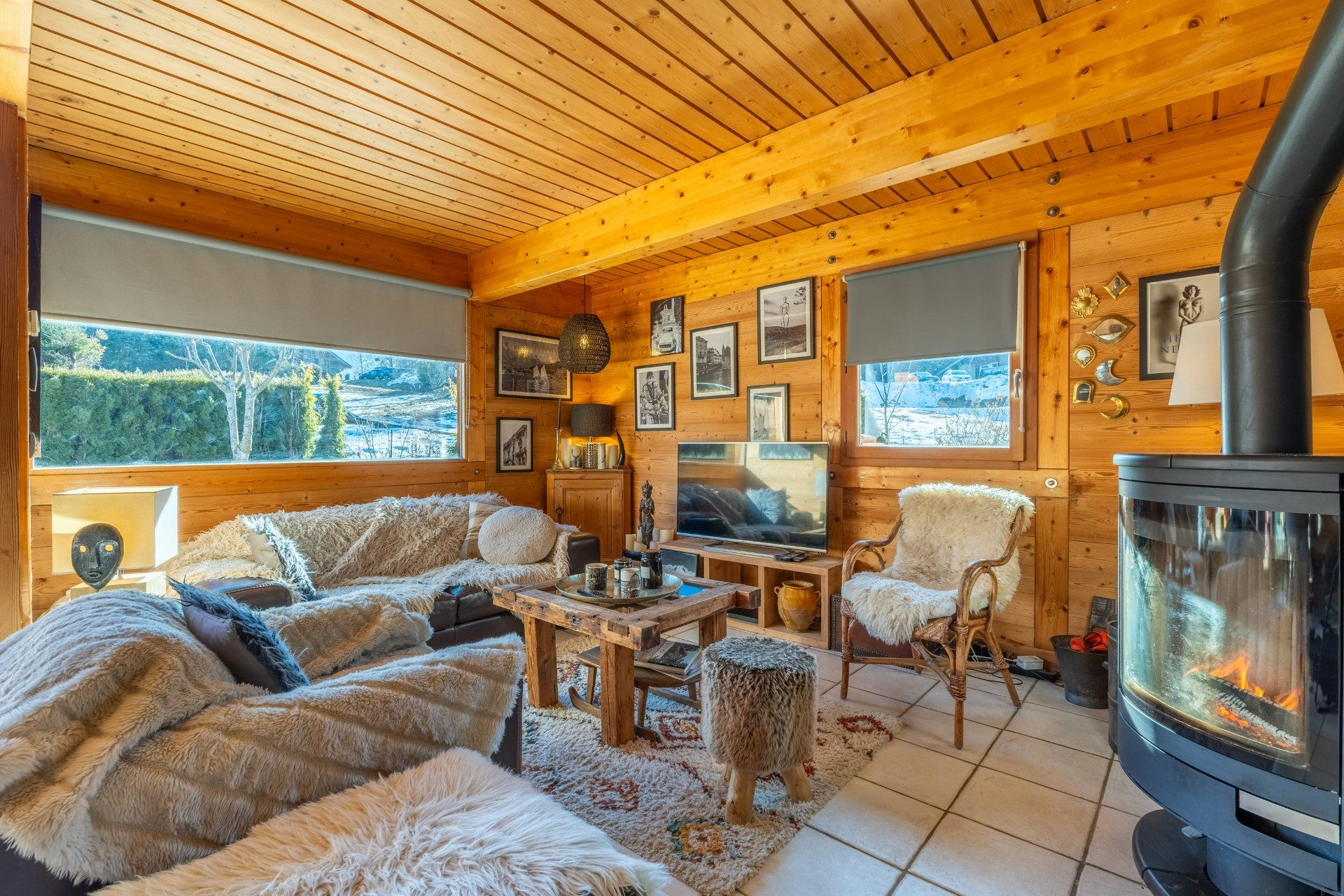 Réf : 10777-LUXALPESIMMOBILIER74230
130.10 m²


Découvrez ce magnifique chalet construit en 2005, niché dans un cadre paisible et ensoleillé à Saint-Jean-de-Sixt. Profitez d’un vaste terrain plat agrémenté d’un jardin paysager et d’un terrain de pétanque, idéal pour des moments de détente en famille ou entre amis.Dès l’entrée, laissez-vous séduire par une atmosphère chaleureuse et conviviale. Au rez-de-chaussée, vous trouverez une cuisine moderne et entièrement équipée, ouverte sur une spacieuse salle à manger et un séjour baigné de lumière, agrémenté d’un poêle à bois. Cet espace de vie s’ouvre directement sur une superbe terrasse exposée sud, parfaite pour savourer les beaux jours tout en profitant de la vue sur le jardin. La suite parentale, avec sa salle d’eau privative, vous offre un véritable cocon de confort. Une buanderie et un garage avec belle hauteur sous plafond viennent compléter ce niveau. Un escalier central élégant mène à l’étage, où un grand palier lumineux dessert trois chambres, dont deux avec balcon, ainsi qu’une salle de bain.Côté pratique, ce chalet dispose également de deux places de parking couvertes et d’un mazot servant d’abri de jardin.Situé au bout d’une impasse, face à une prairie verdoyante et aux majestueuses montagnes, ce chalet vous garantit un cadre idyllique et un calme absolu.Pour plus de transparence vis à vis de votre budget, nos prix sont affichés honoraires d'agence inclus (5% TTC à la charge de l'acquéreur soit 1 010 000 € net vendeur). Les informations sur les risques auxquels ce bien est exposé sont disponibles sur le site Géorisques : www.georisques.gouv.frHonoraires inclus de  4.95% TTC  à la charge de l'acquéreur. Prix hors honoraires 1 010 000 €. Classe énergie E, Classe climat B Montant estimé des dépenses annuelles d'énergie pour un usage standard : entre 1810.00 € et 2520.00 € sur les années 2021, 2022 et 2023 (abonnements compris). Les informations sur les risques auxquels ce bien est exposé sont disponibles sur le site Géorisques : georisques.gouv.fr. 
Votre contact : Thomas  LALANDE
Téléphone  :  0602236466