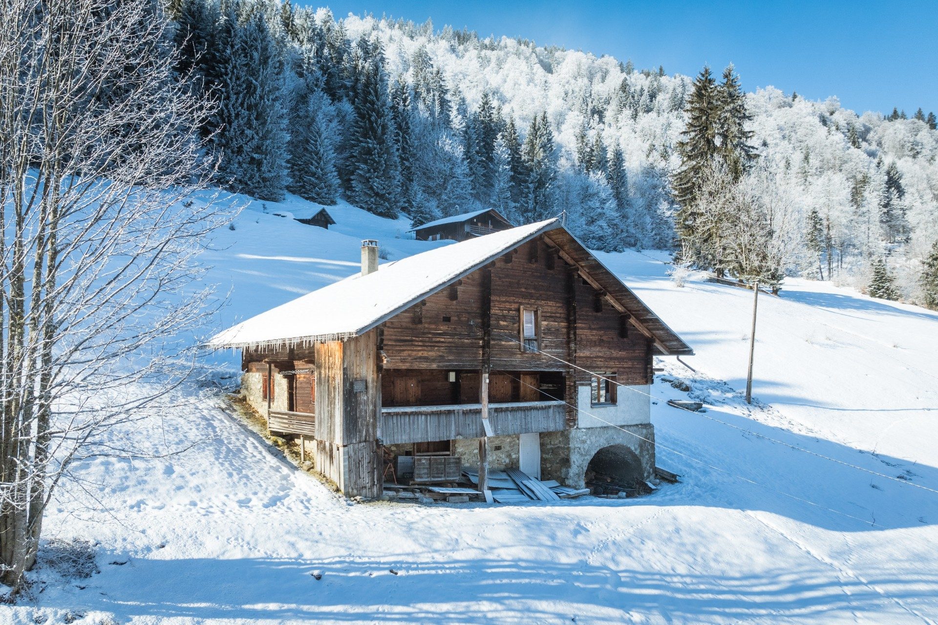 Réf : 10772-LUXALPESIMMOBILIER74230
97.25 m²


Offrez-vous une opportunité unique avec cette ferme savoyarde à rénover située à seulement 100 mètres des pistes de ski et à 5 minutes du centre de La Clusaz Avec ses 97.25 m² habitables et 236.15 m² utiles ce bien offre un potentiel incroyable pour créer un espace de vie sur mesure. Cette propriété rare est nichée au cœur d’un cadre naturel préservé et entourée de 1,35 hectares de terres agricoles Cet environnement exceptionnel garantit tranquillité et intimité tout en offrant des possibilités idéales pour des projets agricoles paysagers ou simplement pour profiter d’un vaste espace privé. La ferme bénéficie d’un emplacement privilégié à la fois proche des pistes et des commodités tout en étant entourée par la beauté des montagnes. Les volumes généreux et la structure traditionnelle avec poutres apparentes et matériaux d’origine permettent de préserver le charme montagnard tout en adaptant l’intérieur à vos envies Que ce soit pour une résidence principale un chalet familial ou un projet locatif de prestige cette propriété saura répondre à vos ambitions. Profitez de cette opportunité rare et imaginez votre futur dans ce cadre exceptionnel. Pour plus de transparence vis-à-vis de votre budget, nos prix sont affichés honoraires d'agence inclus (5% TTC à la charge de l'acquéreur 1 450 000 € net vendeur).Honoraires inclus de  5% TTC  à la charge de l'acquéreur. Prix hors honoraires 1 450 000 €. Classe énergie G, Classe climat C Logement à consommation énergétique excessive. Montant moyen estimé des dépenses annuelles d'énergie pour un usage standard, établi à partir des prix de l'énergie de l'année 2021 : entre 3847.00 et 5205.00 €. Les informations sur les risques auxquels ce bien est exposé sont disponibles sur le site Géorisques : georisques.gouv.fr. 
Votre contact : Thomas  LALANDE
Téléphone  :  0602236466
