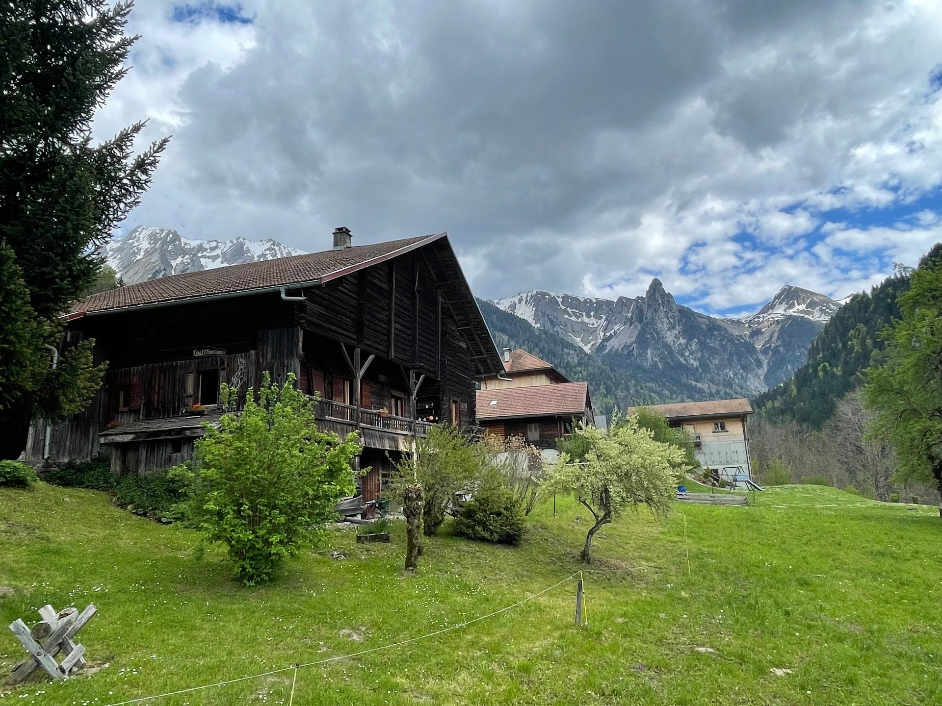 Réf : 10767-LUXALPESIMMOBILIER74230
58.00 m²


Magnifique ferme datant de 1820 offrant de nombreuses possibilités. Sur un terrain de 930m², cette bâtisse historique à rénover est aujourd’hui composée d’un logement de 58m² offrant 2 chambres, cuisine, salle à manger / séjour et salle d’eau avec WC. Sur le même niveau, vous retrouverez un atelier et une écurie. A l’étage, une magnifique grange permettant l’aménagement d’un ou deux logements supplémentaires ou alors un agrandissement du logement actuel en sublime duplex de 230m². Le soubassement en pierre abrite 2 caves et une chaufferie. Pour plus de transparence vis à vis de votre budget, nos prix sont affichés honoraires d'agence inclus (5% TTC à la charge de l'acquéreur soit 500 000 € net vendeur).Honoraires inclus de  5% TTC  à la charge de l'acquéreur. Prix hors honoraires 500 000 €. Classe énergie G, Classe climat G Logement à consommation énergétique excessive. Les informations sur les risques auxquels ce bien est exposé sont disponibles sur le site Géorisques : georisques.gouv.fr. 
Votre contact : Martin  VAN DE KEERE
Téléphone  :  0674400752