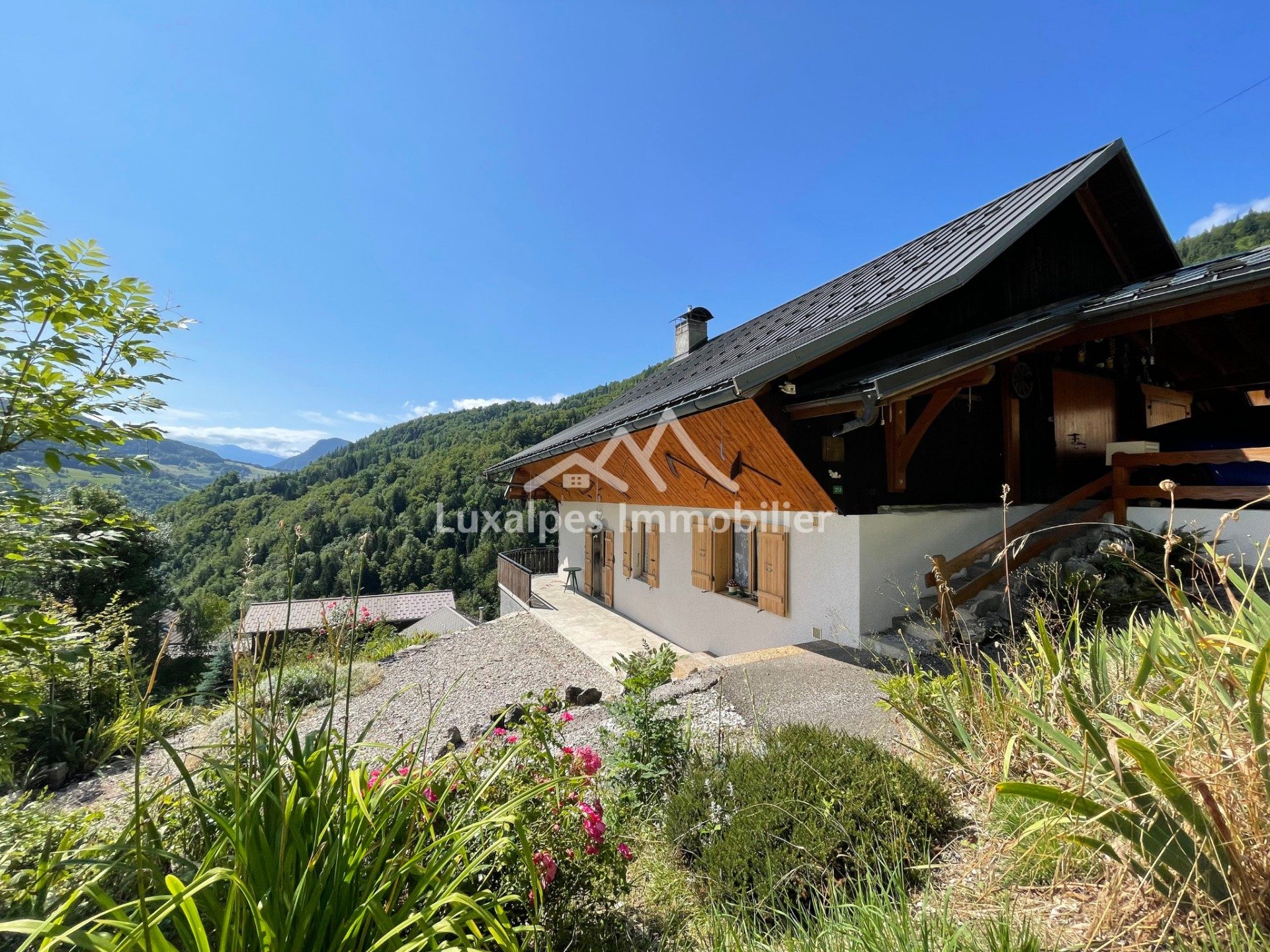 Réf : 10766-LUXALPESIMMOBILIER74230
86.00 m²


SOUS COMPROMIS - Dans un hameau préservé sur les hauteurs de Serraval, Luxalpes Immobilier vous propose en exclusivité cette ferme de 227 m² utiles offrant une vue magnifique sur les montagnes. La partie habitable offre 86 m² de plein pied et est composée d'un sas d'entrée, une cuisine, 3 chambres, un séjour, WC séparé et salle de bains. A l'étage, une grange à aménager et plusieurs caves en sous-sol. Le tout sur un terrain de 453 m². La toiture en bac acier a été refaite ainsi que le crépi de la façade. Beau potentiel à découvrir sans tarder. Pour plus de transparence vis à vis de votre budget, nos prix sont affichés honoraires d'agence inclus (5% TTC à la charge de l'acquéreur soit 350 000 € net vendeur).Honoraires inclus de  5% TTC  à la charge de l'acquéreur. Prix hors honoraires 330 000 €. Classe énergie G, Classe climat G Logement à consommation énergétique excessive. Montant estimé des dépenses annuelles d'énergie pour un usage standard : entre 4530.00 € et 6180.00 € sur les années 2021, 2022 et 2023 (abonnements compris). Les informations sur les risques auxquels ce bien est exposé sont disponibles sur le site Géorisques : georisques.gouv.fr. 
Votre contact : Martin  VAN DE KEERE
Téléphone  :  0674400752