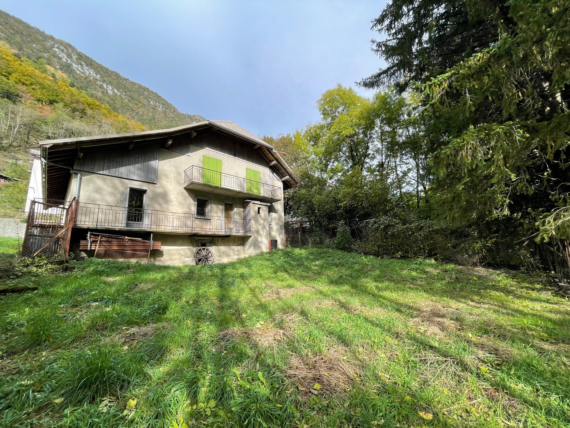 Réf : 10740-LUXALPESIMMOBILIER74230
300.00 m²


Belle opportunité pour cette ancienne ferme implantée sur environ 1500m² de terrain constructible. Projet de rénovation complet sur le bâtiment actuel ou projet neuf avec possibilité 900m² de plancher sur 3 étages. La ferme d'environ 350m² est actuellement composée au 1er étage d'un logement d'environ 55m² avec débarras et grange. Au rez-de-chaussée, un logement en création d'environ 55m² avec granges et écurie. Sous bassement : vide sanitaire et caves. Reliée à l'eau, l'électricité et au tout à l'égout.Pour plus de transparence vis-à-vis de votre budget, nos prix sont affichés honoraires d'agence inclus (5% TTC à la charge de l'acquéreur 395 000 € net vendeur).Honoraires inclus de  5.06% TTC  à la charge de l'acquéreur. Prix hors honoraires 395 000 €. DPE en cours. Les informations sur les risques auxquels ce bien est exposé sont disponibles sur le site Géorisques : georisques.gouv.fr. 
Votre contact : Martin  VAN DE KEERE
Téléphone  :  0674400752