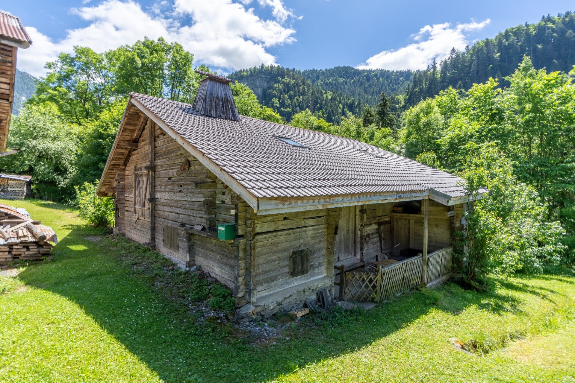 Réf : 10702-LUXALPESIMMOBILIER74230
115.00 m²


Ancienne ferme de 1798, en partie rénovée. Authenticité et charme de l’ancien pour cette bâtisse en parfait état. Au calme, dans un cadre bucolique, venez découvrir cette ferme et son potentiel d’aménagement. Implantée sur un terrain de 3981m², elle propose une surface d'environ 180m² dont 115m² habitables environs. La partie ancienne propose deux chambres, une cuisine avec sa cheminée authentique, une pièce de vie. La partie rénovée se compose d'une grande pièce de vie, une salle d'eau avec WC et une mezzanine faisant office de dortoir. Electricité et eau courante, toiture récente.Pour plus de transparence vis à vis de votre budget, nos prix sont affichés honoraires d'agence inclus (4% TTC à la charge de l'acquéreur soit 520 000€ net vendeur).Honoraires inclus de  5.57% TTC  à la charge de l'acquéreur. Prix hors honoraires 511 500 €. DPE en cours. Les informations sur les risques auxquels ce bien est exposé sont disponibles sur le site Géorisques : georisques.gouv.fr. 
Votre contact : Thomas  LALANDE
Téléphone  :  0602236466