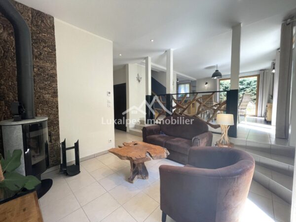 Maison mitoyenne récente avec garage et agréable extérieur