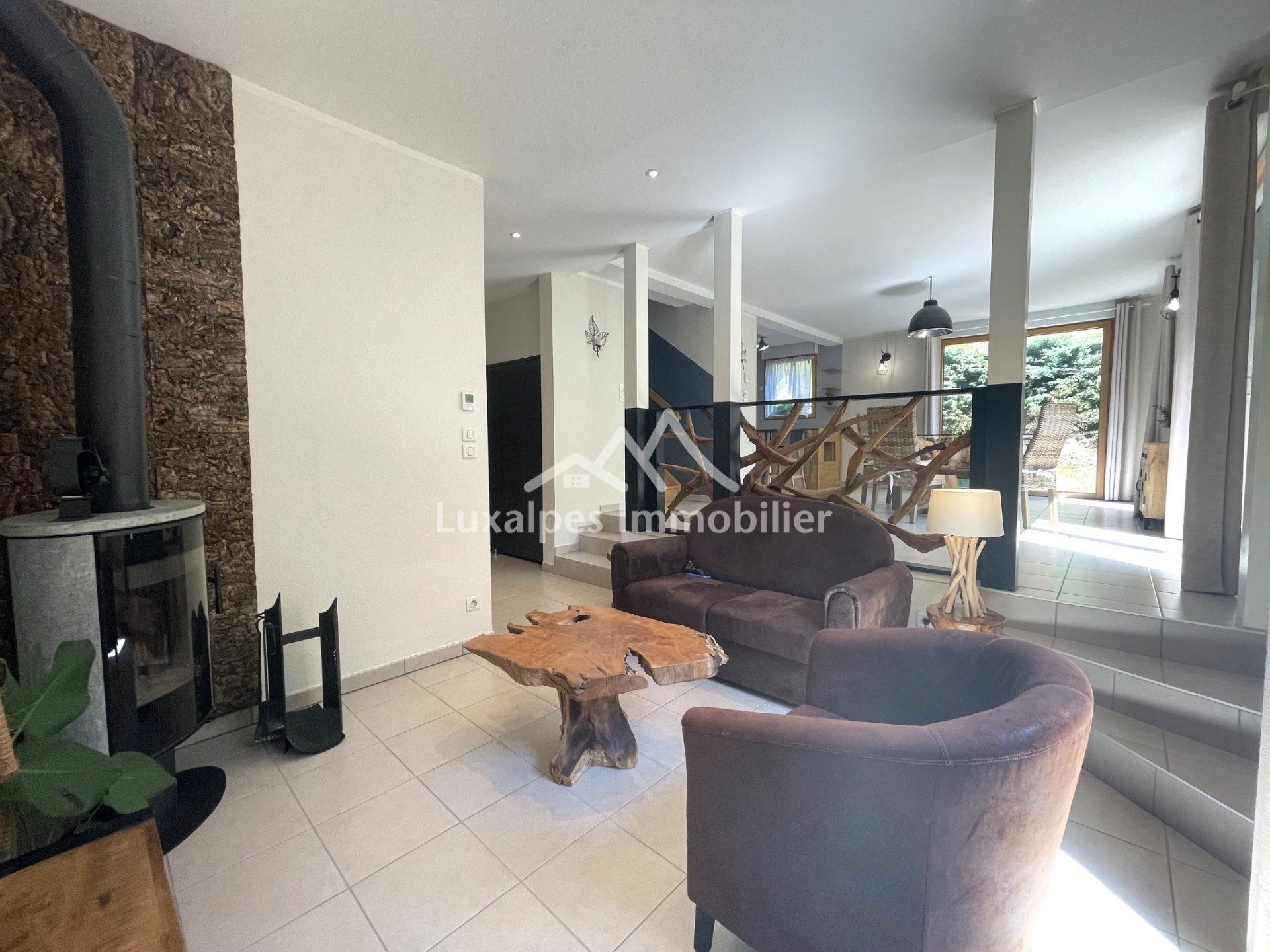 Réf : 10800-LUXALPESIMMOBILIER74230
101.00 m²


SOUS COMPROMIS - Martin vous présente en exclusivité cette maison mitoyenne de 2013, en très bon état, avec garage et stationnement couvert privatif, situé entre Annecy et les stations de ski des Aravis.À seulement 5 minutes en voiture du centre-ville de Thônes, découvrez ce charmant bien d'environ 101 m², lumineux et moderne.La maison est composée d'une entrée avec un grand placard de rangement, WC séparé, buanderie, cuisine aménagée et équipée Mobalpa ouverte sur une grande et lumineuse salle à manger avec coin salon et son poêle à bois. Les diverses portes-fenêtres donnent accès à une agréable terrasse d'environ 31 m² exposée plein Sud et son jardin de 190 m², parfaits pour des moments conviviaux entre amis ou un moment détente à l'ombre des arbres. À l'étage, une grande salle de bains double vasques avec baignoire et douche, WC séparé, une suite parentale avec dressing attenant et deux autres chambres dont une avec placard intégré.Eau chaude solaire. Pas de litiges en cours. Syndic bénévole.DPE : C (134) / GES : A (4).Pour plus de transparence vis à vis de votre budget, nos prix sont affichés honoraires d'agence inclus (5% TTC à la charge de l'acquéreur, soit 475 000€ net vendeur).Honoraires inclus de  5% TTC  à la charge de l'acquéreur. Prix hors honoraires 475 000 €. Dans une copropriété de 19 lots. Aucune procédure n'est en cours. Classe énergie C, Classe climat A Montant moyen estimé des dépenses annuelles d'énergie pour un usage standard, établi à partir des prix de l'énergie de l'année 2021 : entre 790.00 et 1120.00 €. Les informations sur les risques auxquels ce bien est exposé sont disponibles sur le site Géorisques : georisques.gouv.fr. 
Votre contact : Martin  VAN DE KEERE
Téléphone  :  0674400752