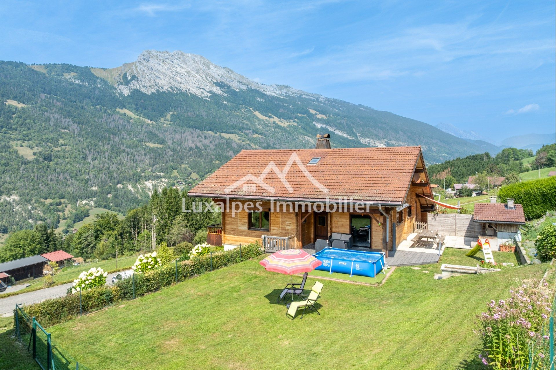 Réf : 10785-LUXALPESIMMOBILIER74230
196.32 m²


SOUS OFFRE - Martin vous propose, en exclusivité, ce chalet traditionnel en madrier, niché dans un quartier calme, ensoleillé & privilégié sur les hauteurs de Thônes. D'une surface utile d'environ 352 m², pour une surface aménagée d'environ 196 m², ce chalet construit en 1991 sur 2 030 m² de terrain offre de beaux espaces et une vue dégagée à 180°, du massif des Aravis jusqu'à La Tournette.Ce chalet se compose, au rez-de-chaussée, d'une entrée avec cuisine Mobalpa aménagée et équipée récente avec accès terrasse pour profiter du four à pain et du coin barbecue, une pièce de vie et son poêle à bois avec accès balcon, une chambre avec dressing, une salle d'eau et WC séparé avec lave-mains. Au 1er étage, 3 chambres avec rangement dont une avec coin nuit et accès à un autre balcon, WC séparé, salle de bains. Le rez-de-chaussée du chalet propose également un appartement indépendant de type T2 aménagé en 2011 avec jardin et terrasse. Il se compose d'une pièce de vie avec cuisine ouverte, une chambre avec placard, un WC séparé et une salle d'eau.Au sous-sol, un grand garage / atelier d'environ 80 m², une chaufferie, une buanderie et une cave à vin.Deux garages (dont un avec un point d'eau), 6 stationnements extérieurs, un terrain de pétanque et un mazot équipé d'une chambre et d'une salle d'eau avec WC complètent ce bien. Amoureux de la nature et d’authenticité, en résidence principale ou secondaire, ce chalet est une invitation à la quiétude tout en profitant de moments de convivialité en famille ou entre amis grâce à ces nombreux couchages, sa terrasse et son terrain aménagé.Honoraires à la charge du vendeur.  Classe énergie D, Classe climat D Montant estimé des dépenses annuelles d'énergie pour un usage standard : entre 2810.00 € et 3870.00 € sur les années 2021, 2022 et 2023 (abonnements compris). Les informations sur les risques auxquels ce bien est exposé sont disponibles sur le site Géorisques : georisques.gouv.fr. 
Votre contact : Martin  VAN DE KEERE
Téléphone  :  0674400752