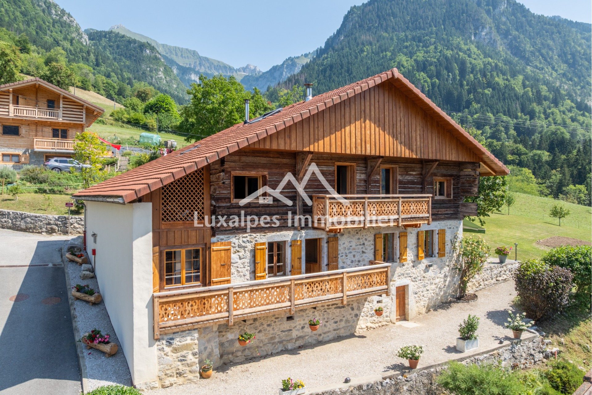 Réf : 10801-LUXALPESIMMOBILIER74230
220.00 m²


Ferme savoyarde de 1835 — cachet exceptionnel, alliance de tradition et de modernitéRénovée avec grand soin et des matériaux nobles, cette propriété préserve toute son authenticité tout en offrant un confort contemporain. Elle profite d’une vue dégagée et dominante sur le village et les sommets environnants. Située dans un secteur calme, elle s’étend sur 3 177 m² de terrain paysager, agrémenté d’arbres fruitiers et d’un terrain de pétanque.La bâtisse développe 316 m² de surface au sol, dont 220 m² habitables (loi Carrez), et est agencée de la manière suivante.En rez-de-jardin, la maison abrite deux caves et une cave à vin, parfaits pour la conservation de bons vins.Au rez-de-chaussée, une entrée élégante, ornée d’un escalier original (pièce unique), distribue une vaste cuisine–salle à manger familiale équipée d’une cuisinière AGA en fonte, modèle rare, et d’un poêle à bois, ainsi qu’un grand salon à l’ambiance typiquement savoyarde, réchauffé par un second poêle à bois. Un bureau complète cet espace de vie, tandis qu’une grande chambre s’ouvre sur un balcon. On trouve également une salle de bains avec baignoire-jacuzzi et hammam, des toilettes indépendantes et une buanderie–chaufferie. Une terrasse de 48 m² prolonge les pièces à vivre et invite à profiter des beaux jours.Au premier étage, les standards de qualité demeurent présents : une chambre avec mezzanine et de nombreux rangements offre un espace chaleureux et fonctionnel. Un appartement indépendant, créé en 2025 et réalisé avec des matériaux de belle facture, développe 73 m² habitables. Il propose une vaste pièce de vie à belle hauteur sous plafond avec accès à un balcon, une chambre, une salle d’eau avec WC et une mezzanine ; il n’attend que votre touche finale pour être aménagé selon vos besoins.Les prestations sont au rendez-vous : la rénovation haut de gamme et les finitions soignées témoignent d’un niveau de qualité rare. Des panneaux photovoltaïques installés en 2024 (450 W par panneau) permettent la revente du surplus et, avec une gestion optimisée, peuvent conduire à une facture d’électricité quasi nulle. La propriété bénéficie en outre d’une source privative alimentant l’ensemble de la ferme, d’un abri de jardin et de nombreuses places de stationnement. Le diagnostic de performance énergétique (DPE) classe le bien en C, gage de consommations maîtrisées.La situation est idéale : vous êtes à 15 minutes des pistes de ski et de Saint-Pierre-en-Faucigny (réseau CEVA/Léman Express), à 45 minutes d’Annecy et à 43 minutes de l’aéroport de Genève.Ne perdez pas cette opportunité, et contactez nous dès maintenant pour organiser une visite !Votre agent commercial :Sébastien SUIZE 06 77 67 22 31RSAC Annecy 842 916 454CPI 7401 2016 000 006 928Surface habitable: 220,60 m²Prix du bien : 1 159 600 €Prix du bien hors honoraires : 1 115 000 €Honoraires à la charge de l'acquéreur, 4% soit 44 600 € TTCHonoraires inclus de  4% TTC  à la charge de l'acquéreur. Prix hors honoraires 1 115 000 €. Classe énergie C, Classe climat C Montant estimé des dépenses annuelles d'énergie pour un usage standard : entre 3000.00 € et 4130.00 € sur les années 2021, 2022 et 2023 (abonnements compris). Les informations sur les risques auxquels ce bien est exposé sont disponibles sur le site Géorisques : georisques.gouv.fr. 
Votre contact : Sébastien  SUIZE
Téléphone  :  0677672231