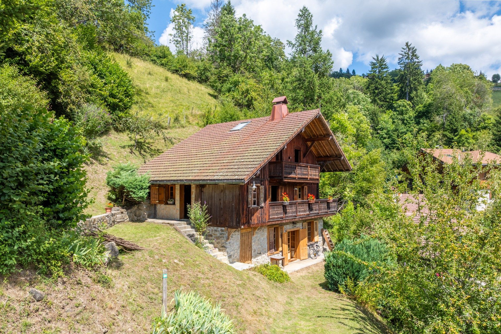 Réf : 10799-LUXALPESIMMOBILIER74230
116.38 m²


SOUS COMPROMIS  : Au cœur du village de Manigod, découvrez en exclusivité ce chalet des années 1900 offrant un fort potentiel de rénovation. Edifiée sur un terrain d'environ 500 m², ce chalet d'environ 144 m² dont 116 m² habitables sera vous séduire grâce à son emplacement d'exception ainsi que sa vue sur les montagnes environnantes. Il comprend un séjour baigné de lumière, une cuisine semi-ouverte aménagée et équipée, trois chambres avec rangements, une mezzanine, une salle de bains, une salle d’eau et 2 WC. Les 2 balcons exposés plein sud, sont un véritable atout pour profiter pleinement du soleil et de la vue imprenable sur le Sulens et la Tournette. Possibilité de créer un mazot indépendant (dalle déjà présente). Arrêt navette à 150m gratuite été comme hiver. Chalet à rénover dans sa totalité : idéale pour un projet de résidence principale, secondaire ou investissement locatif, dans un cadre alpin recherché.Les informations sur les risques auxquels ce bien est exposé sont disponibles sur le site Géorisques : https://www.georisques.gouv.fr.Pour plus de transparence vis à vis de votre budget, nos prix sont affichés honoraires d'agence inclus (5 % TTC à la charge de l'acquéreur soit 665 000 euros net vendeur).A découvrir et visiter sans tarder avec Luxalpes Immobilier!Honoraires inclus de  5% TTC  à la charge de l'acquéreur. Prix hors honoraires 665 000 €. Classe énergie F, Classe climat C Logement à consommation énergétique excessive. Montant estimé des dépenses annuelles d'énergie pour un usage standard : entre 3370.00 € et 4620.00 € sur les années 2021, 2022 et 2023 (abonnements compris). Les informations sur les risques auxquels ce bien est exposé sont disponibles sur le site Géorisques : georisques.gouv.fr. 
Votre contact : Thomas  LALANDE
Téléphone  :  0602236466