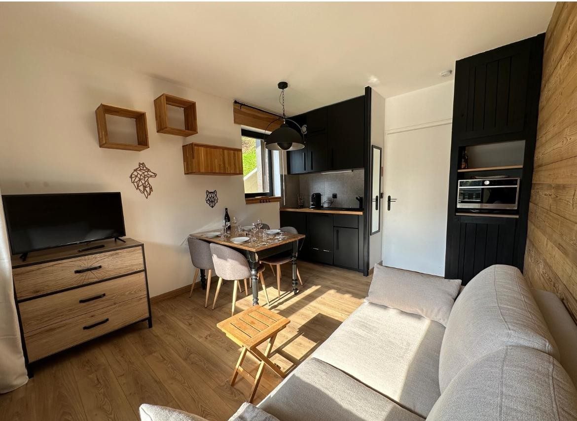 Réf : 21026-LUXALPESIMMOBILIER74230
24.41 m²


À 2 km du village de La Clusaz, venez découvrir ce splendide studio d'une surface d'environ 24 m², vue sur le massif de Beauregard. Il se compose d'une entrée sur un coin nuit, un dégagement avec un couchage et rangements, une salle de bain, un WC séparé, une cuisine aménagée et équipée ouverte sur la pièce de vie et donnant accès au balcon orienté Ouest. Un garage, une cave et un casier à skis viennent compléter ce bien. Copropriété de 21 lots, charges annuelles de 1650 euros. Les informations sur les risques auxquels ce bien est exposé sont disponibles sur le site Géorisques : https://www.georisques.gouv.fr. Date du DPE : 06/12/2023 . Montant estimé des dépenses annuelles d'énergie pour un usage standard : entre 900,0 € et 1260,0 € pour 2021. Pour plus de transparence vis à vis de votre budget, nos prix sont affichés honoraires d'agence inclus ( 5% TTC à la charge de l'acquéreur soit 208 000 € net vendeur).Honoraires inclus de  4.81% TTC  à la charge de l'acquéreur. Prix hors honoraires 208 000 €. Dans une copropriété. Quote-part moyenne du budget prévisionnel 1 650 €/an. Aucune procédure n'est en cours. Classe énergie G, Classe climat C Logement à consommation énergétique excessive. Montant moyen estimé des dépenses annuelles d'énergie pour un usage standard, établi à partir des prix de l'énergie de l'année 2021 : entre 900.00 et 1260.00 €. Les informations sur les risques auxquels ce bien est exposé sont disponibles sur le site Géorisques : georisques.gouv.fr. 
Votre contact : Thomas  LALANDE
Téléphone  :  0602236466