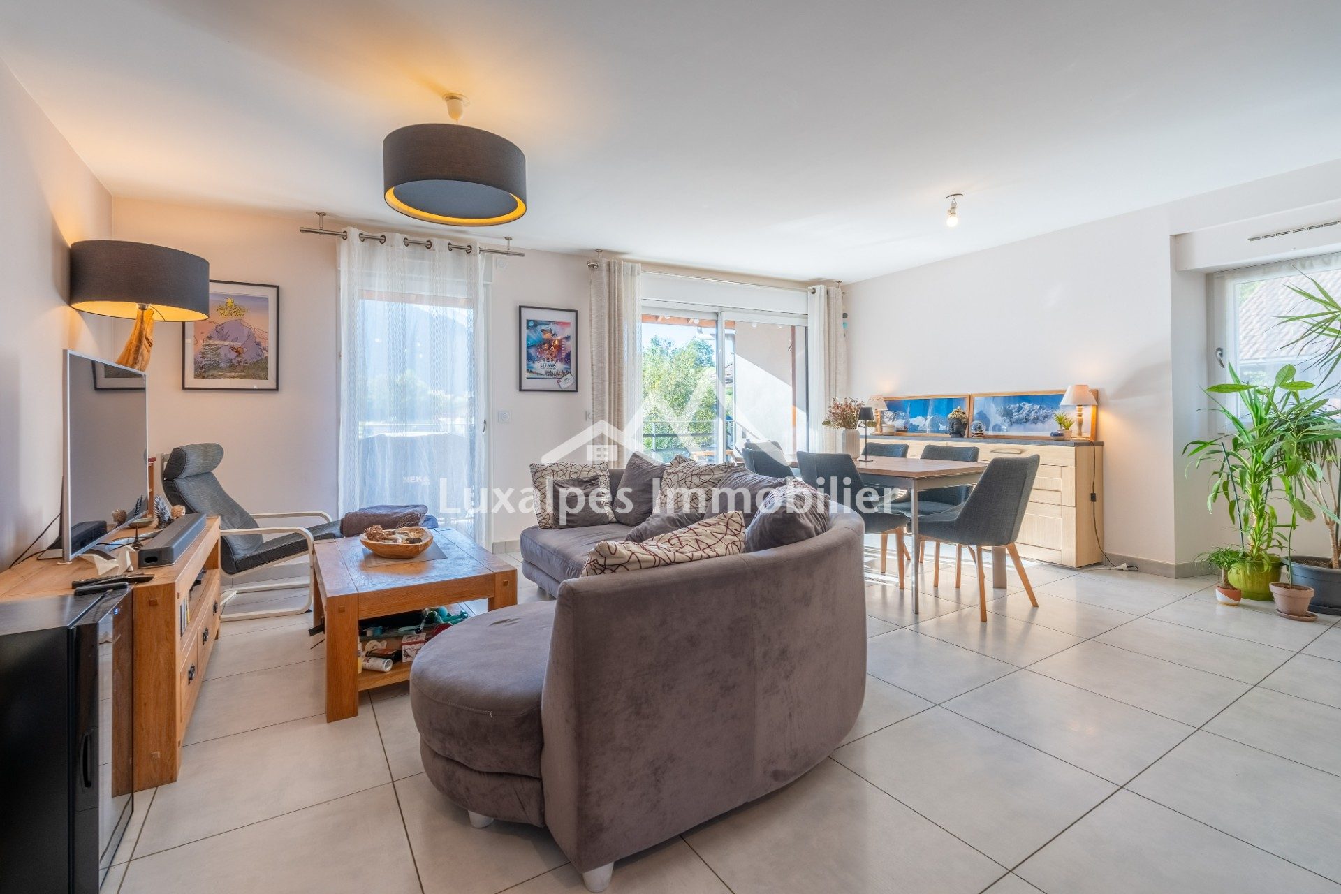 Réf : 21024-LUXALPESIMMOBILIER74230
90.00 m²


Coup de cœur assuré pour ce superbe T4 Duplex de 99 m² dont 90 m² Loi Carrez. À seulement 5 minutes à pied du centre-ville de Thônes, vous profiterez de la quiétude d'un quartier prisé et discret.L'appartement se compose d'une entrée, WC séparé avec lave-mains, grand placard, une spacieuse pièce de vie donnant accès à la terrasse, cuisine aménagée & équipée entièrement refaite en 2022.À l'étage vous retrouverez une salle de bains et 3 chambres avec placard dont une bénéficiant d'un balcon privatif. La bâtisse récente et bien entretenue, datant de 2014, bénéficie d'un système de chauffage par géothermie. Place de parking privative et garage.Copropriété de 15 lots. Pas de litiges en cours.Honoraires à la charge du vendeur.  Dans une copropriété de 12 lots. Quote-part moyenne du budget prévisionnel 2 115 €/an. Aucune procédure n'est en cours. Classe énergie C, Classe climat A Montant estimé des dépenses annuelles d'énergie pour un usage standard : entre 900.00 € et 1270.00 € sur les années 2021, 2022 et 2023 (abonnements compris). Les informations sur les risques auxquels ce bien est exposé sont disponibles sur le site Géorisques : georisques.gouv.fr. 
Votre contact : Martin  VAN DE KEERE
Téléphone  :  0674400752