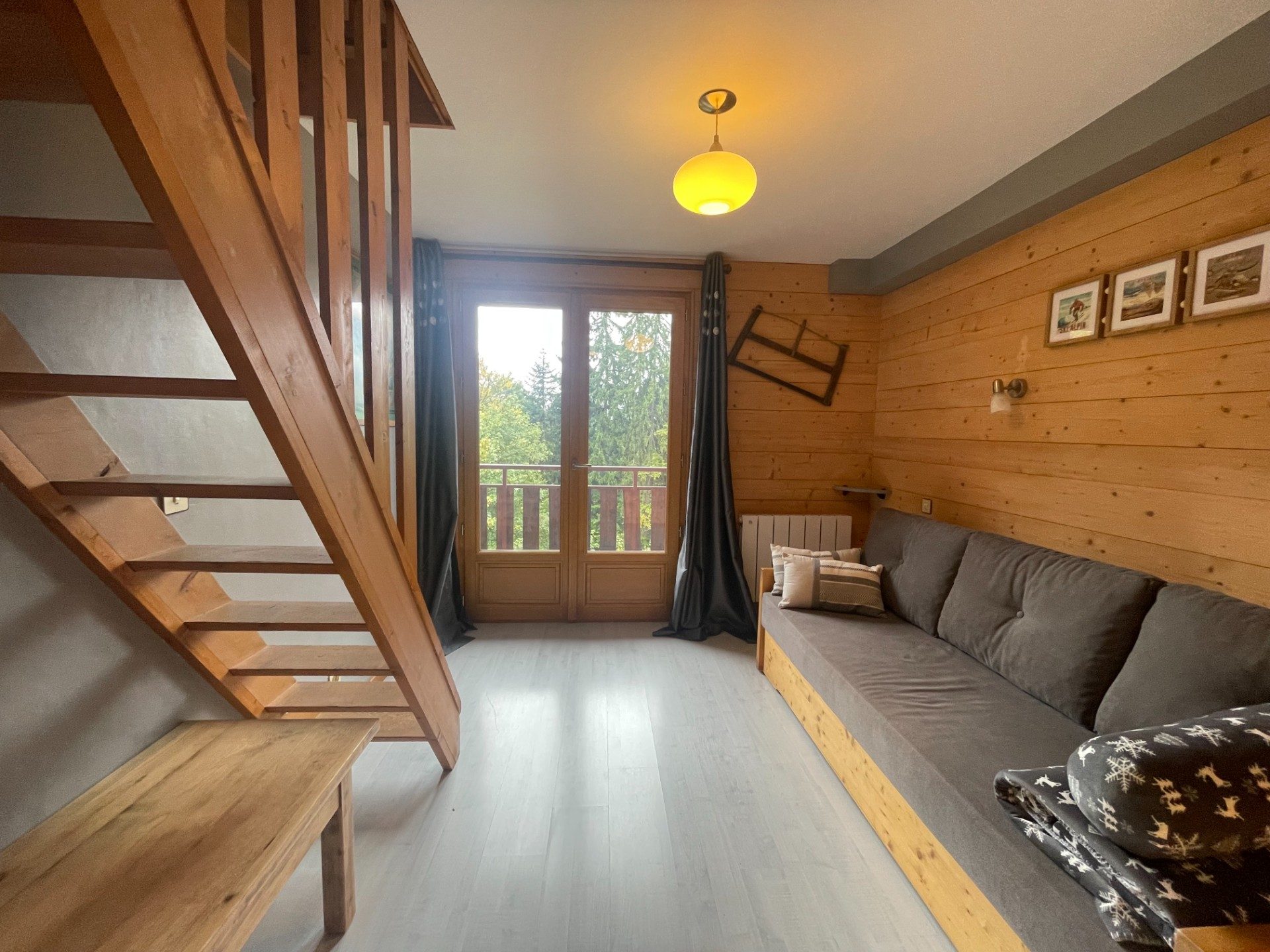 Réf : 21027-LUXALPESIMMOBILIER74230
65.65 m²


A seulement 100 mètres des pistes de ski alpin, venez découvrir en exclusivité au Chinaillon, ce beau duplex T4 d'environ 80m² (dont 65,56m² Carrez) situé dans une petite copropriété de 5 logements, offrant calme, confort et une vue dégagée sur les montagnes.Il se compose d’un dégagement avec placards, de trois chambres chacune avec salle d’eau, d’un dortoir en mezzanine, d’une cuisine aménagée et équipée ouverte sur la salle à manger, ainsi que d’un cellier et d’une buanderie.Un grand balcon exposé à l’Ouest permet de profiter d’une superbe vue sur les montagnes.Ce bien dispose également de deux places de parking extérieures privatives et de quatre locaux à skis.Un emplacement idéal pour les amoureux de la montagne et du ski, combinant proximité immédiate des pistes, tranquillité et cadre naturel préservé.Honoraires inclus de  5% TTC  à la charge de l'acquéreur. Prix hors honoraires 430 000 €. Dans une copropriété de 5 lots. Quote-part moyenne du budget prévisionnel 1 200 €/an. Aucune procédure n'est en cours. Classe énergie E, Classe climat C Montant estimé des dépenses annuelles d'énergie pour un usage standard : entre 1830.00 € et 2530.00 € sur les années 2021, 2022 et 2023 (abonnements compris). Les informations sur les risques auxquels ce bien est exposé sont disponibles sur le site Géorisques : georisques.gouv.fr. 
Votre contact : Virginie  THIEBAULT
Téléphone  :  0616234597