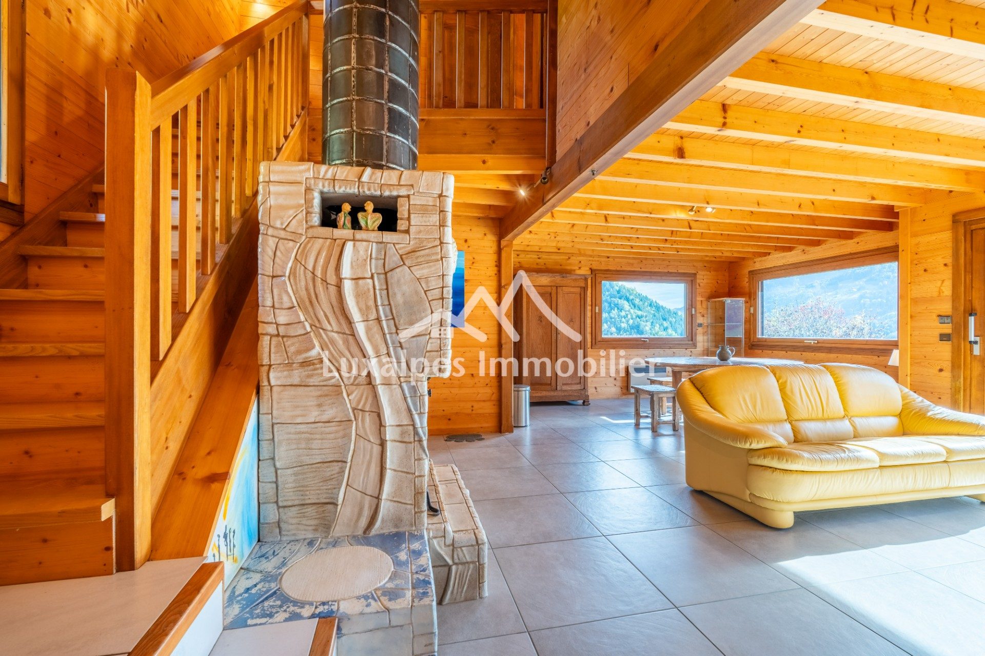 Réf : 10802-LUXALPESIMMOBILIER74230
158.88 m²


Découvrez ce chalet Vittupier traditionnel en madrier, niché dans un secteur calme, ensoleillé et recherché sur les hauteurs des Clefs. D'une surface utile d'environ 180 m², pour une surface aménagée d'environ 159 m², ce chalet construit en 1991 sur 3 niveaux bénéficie d'un terrain constructible arboré de 1 311 m². Sur la terrasse exposée plein Sud ou à l'ombre des arbres dans le jardin, profitez de la vue dégagée sur les montagnes et appréciez un tête-à-tête avec la majestueuse Tournette.Ce chalet se compose, au rez-de-chaussée, d'une entrée, vaste pièce de vie avec insert en grès, salon avec accès terrasse exposée Sud-Ouest et salle à manger, coin cuisine menant à la terrasse et au jardin ombragé, une chambre avec placard intégré, une salle d'eau et WC séparé avec lave-mains. Au 1er étage, un bureau et une grande chambre avec accès balcon et rangements.Au sous-sol, une buanderie, un atelier, une cave à vin enterrée et un studio indépendant avec terrasse (coin cuisine ouvert sur pièce de vie et salle d'eau avec WC). Un grand garage avec mezzanine et 4 stationnements extérieurs complètent ce bien.DPE : E (302) / GES : B (9)Pour plus de transparence vis à vis de votre budget, nos prix sont affichés honoraires d'agence inclus (5% TTC à la charge de l'acquéreur, soit 760 000 € net vendeur).Honoraires inclus de  5% TTC  à la charge de l'acquéreur. Prix hors honoraires 760 000 €. Classe énergie E, Classe climat B Montant estimé des dépenses annuelles d'énergie pour un usage standard : entre 3160.00 € et 4330.00 € sur les années 2021, 2022 et 2023 (abonnements compris). Les informations sur les risques auxquels ce bien est exposé sont disponibles sur le site Géorisques : georisques.gouv.fr. 
Votre contact : Martin  VAN DE KEERE
Téléphone  :  0674400752